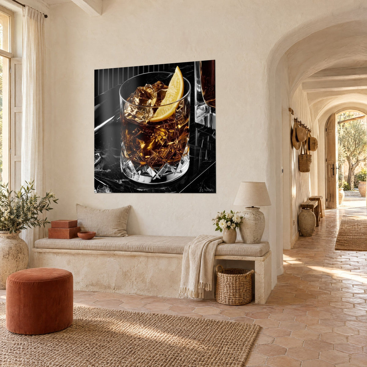 Tableau tumbler cristal aux facettes losanges, alcool cuivré et zeste citron sur marbre noir, couloir voûté du mas provençal