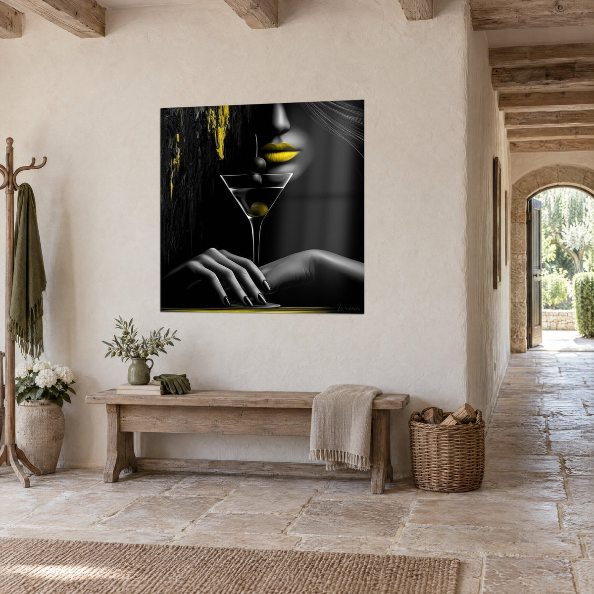 Cuadro seductora en blanco y negro, boca amarilla intensa y mano de uñas oscuras, muro de piedra clara de una casa de campo