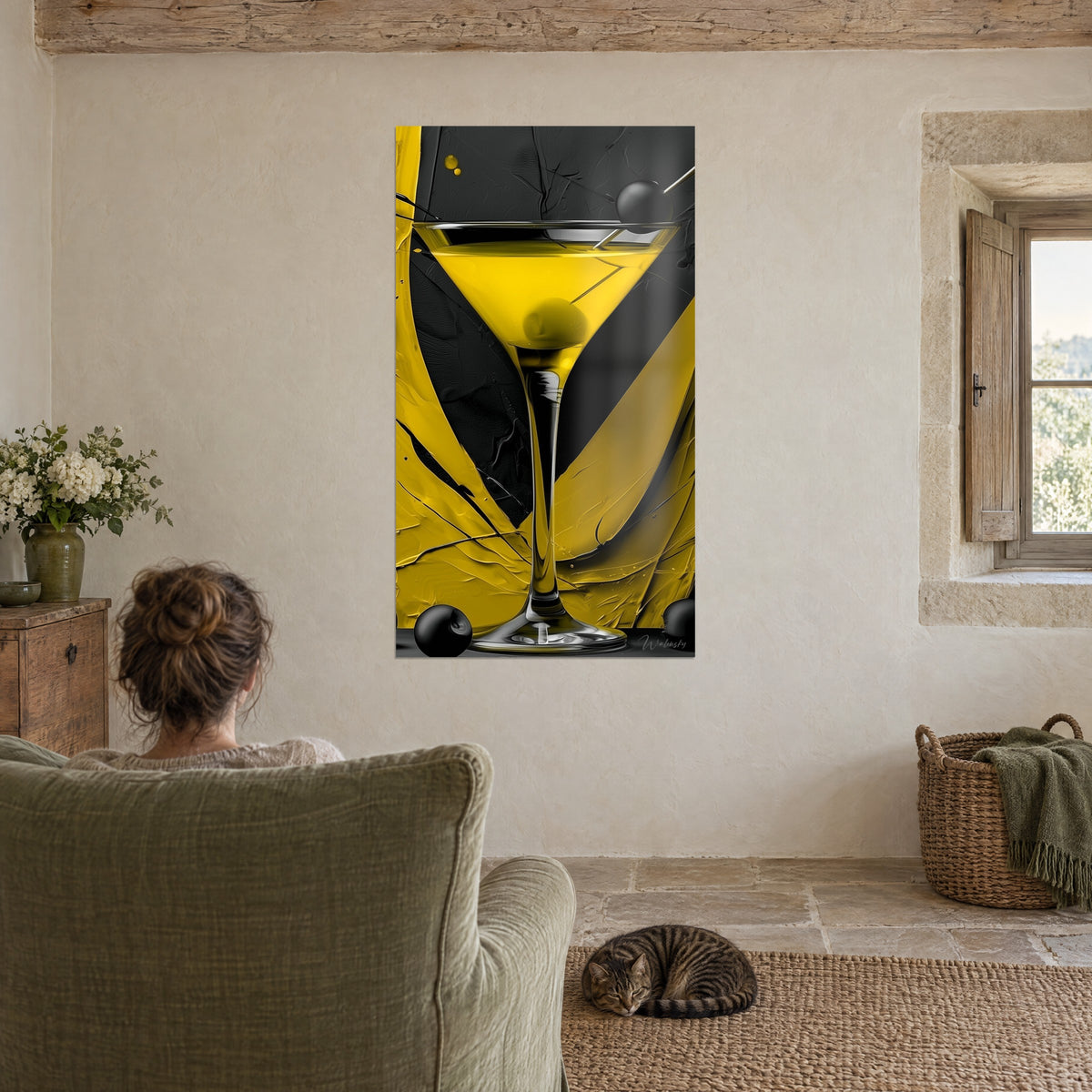 Quadro coppa di martini giallo sole, olive nere lucide, striature di colore spesso, una donna di spalle e un gatto tigrato, soggiorno in pietra