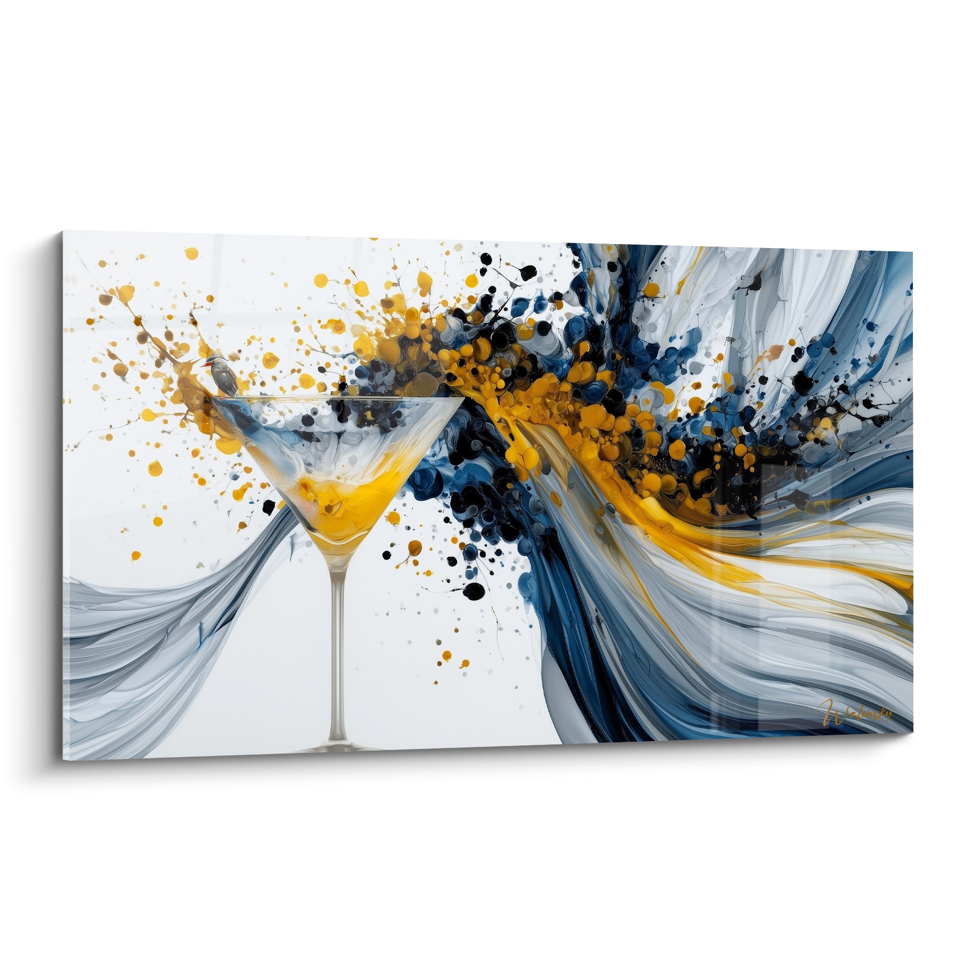 Verre à martini éclaboussé de bleu marine et doré, vagues fluides sur fond blanc immaculé