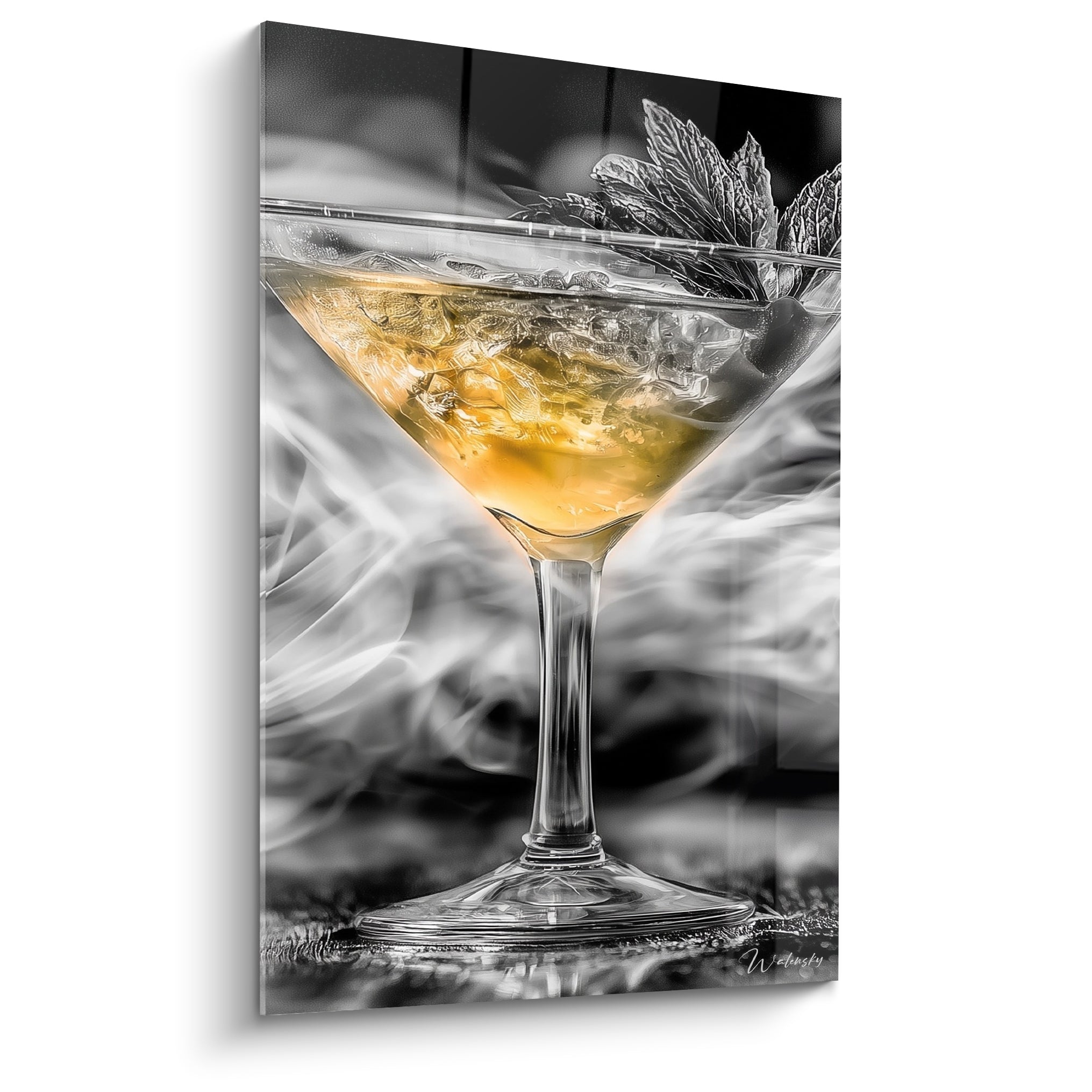 Verre martini doré et fumée grise sur fond noir, feuille de menthe posée sur le bord