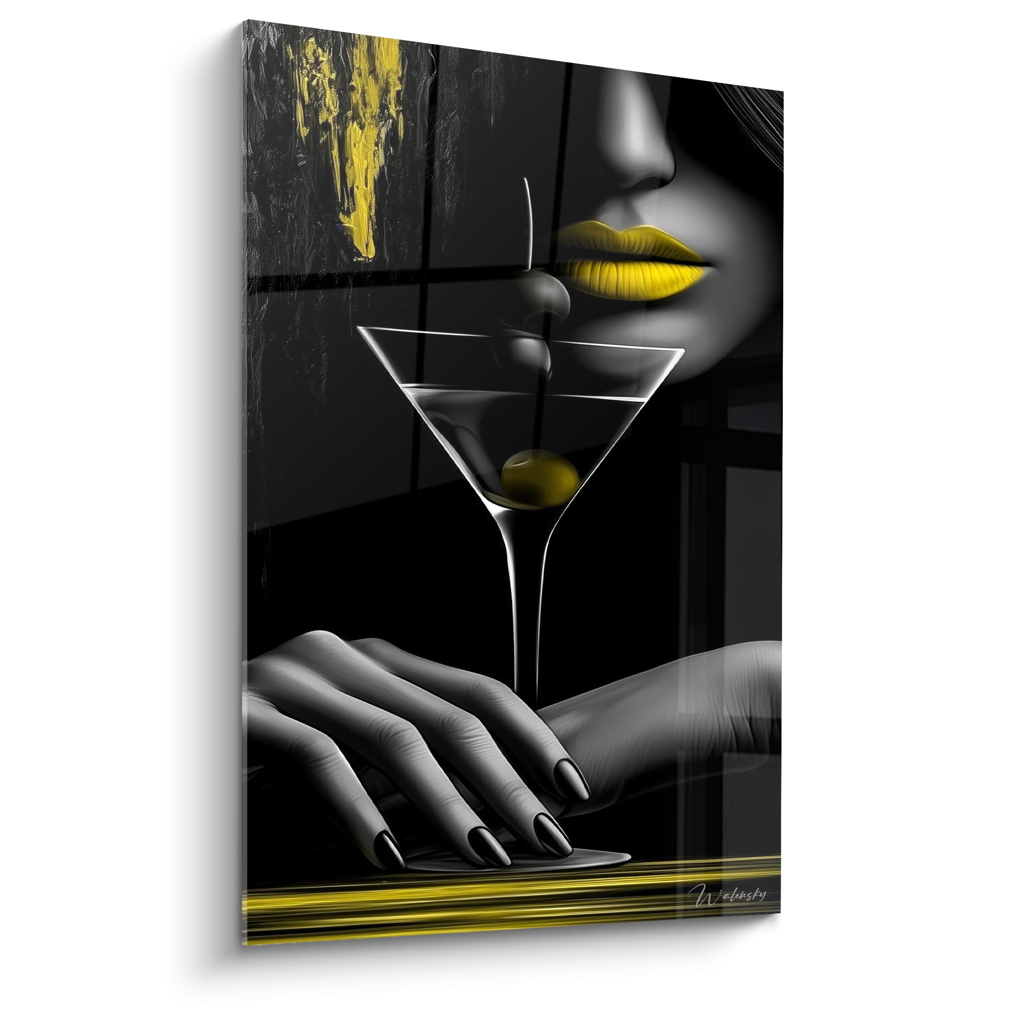 Verre à martini avec olive et lèvres jaunes sur fond noir anthracite, main aux ongles noirs