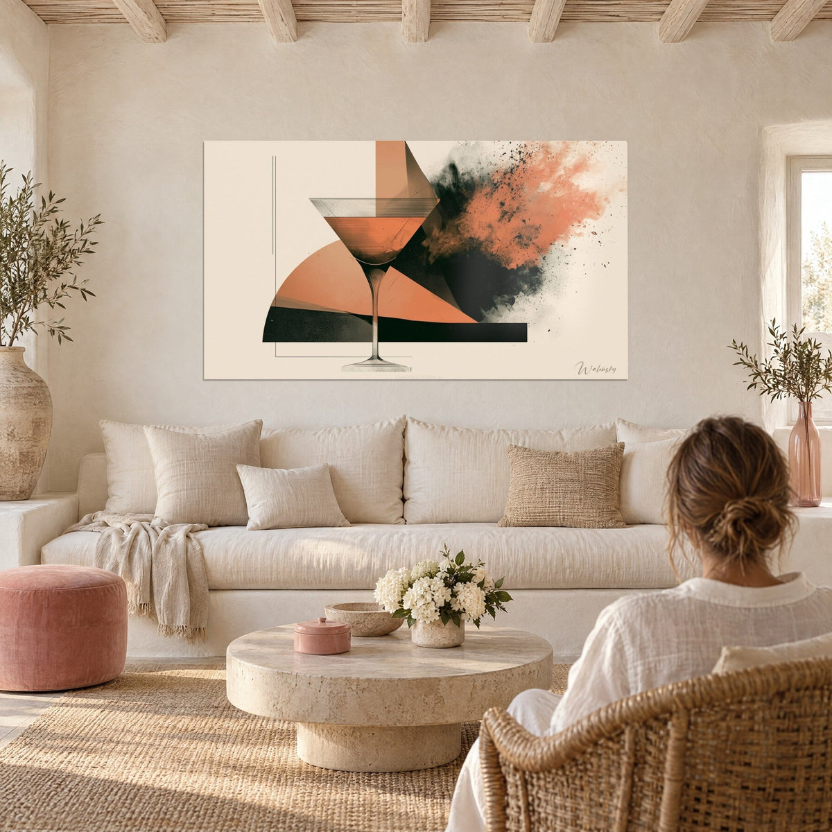 Quadro coppa da martini terracotta schizzata di nero, sopra un divano in un soggiorno luminoso