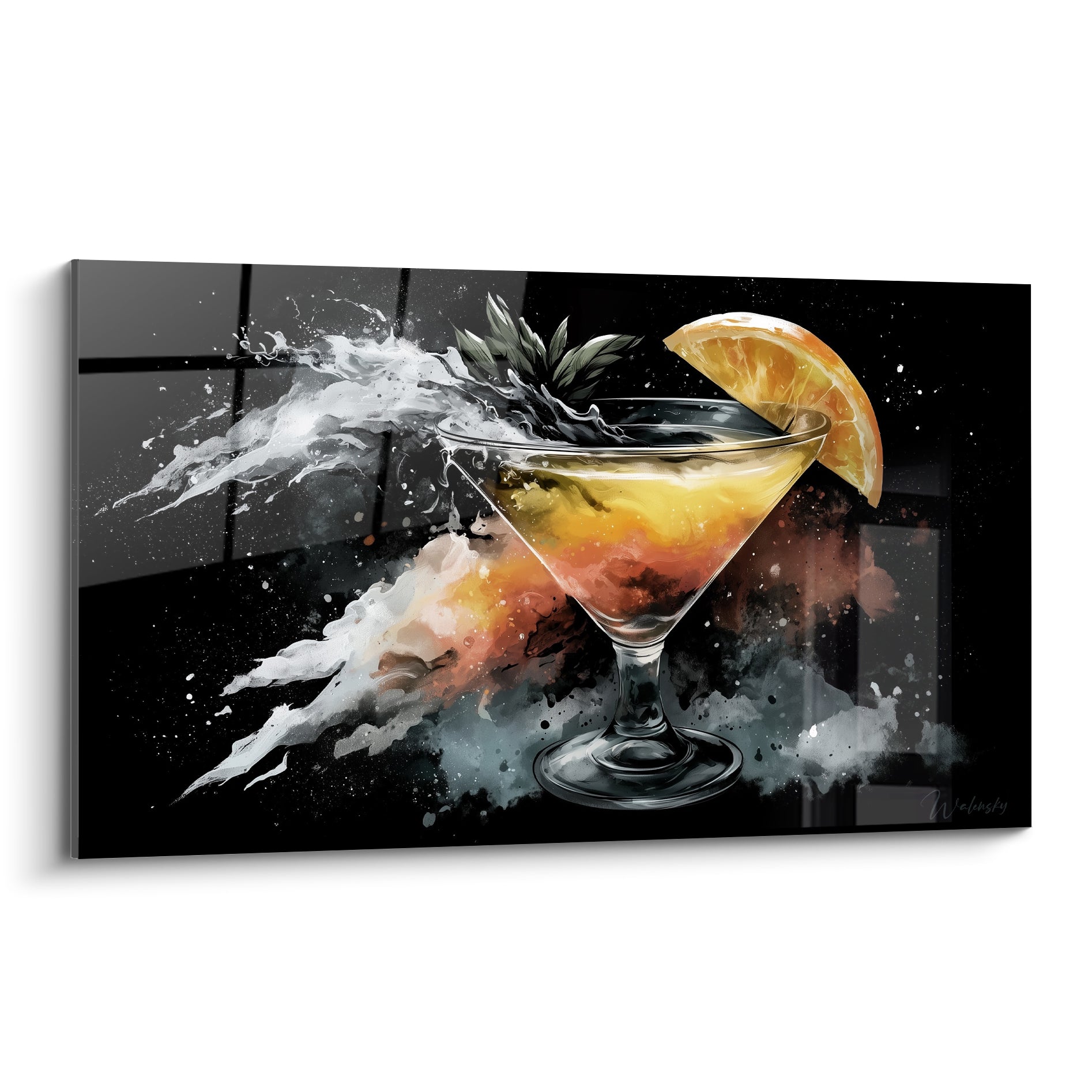 Cocktail orangé dans un verre à martini avec tranche d'orange sur fond noir éclaboussé de blanc