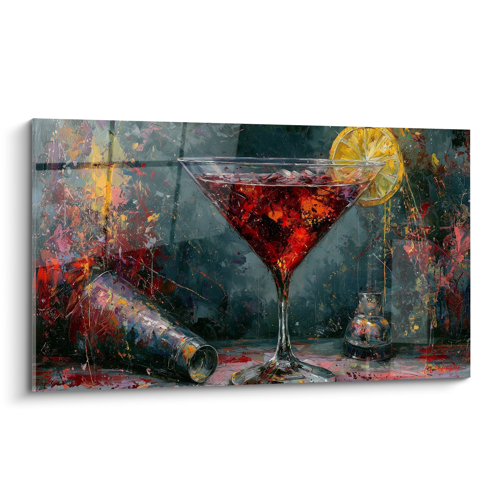 Cocktail rouge écarlate dans un verre à martini, rondelle citron jaune, fond anthracite éclaboussé