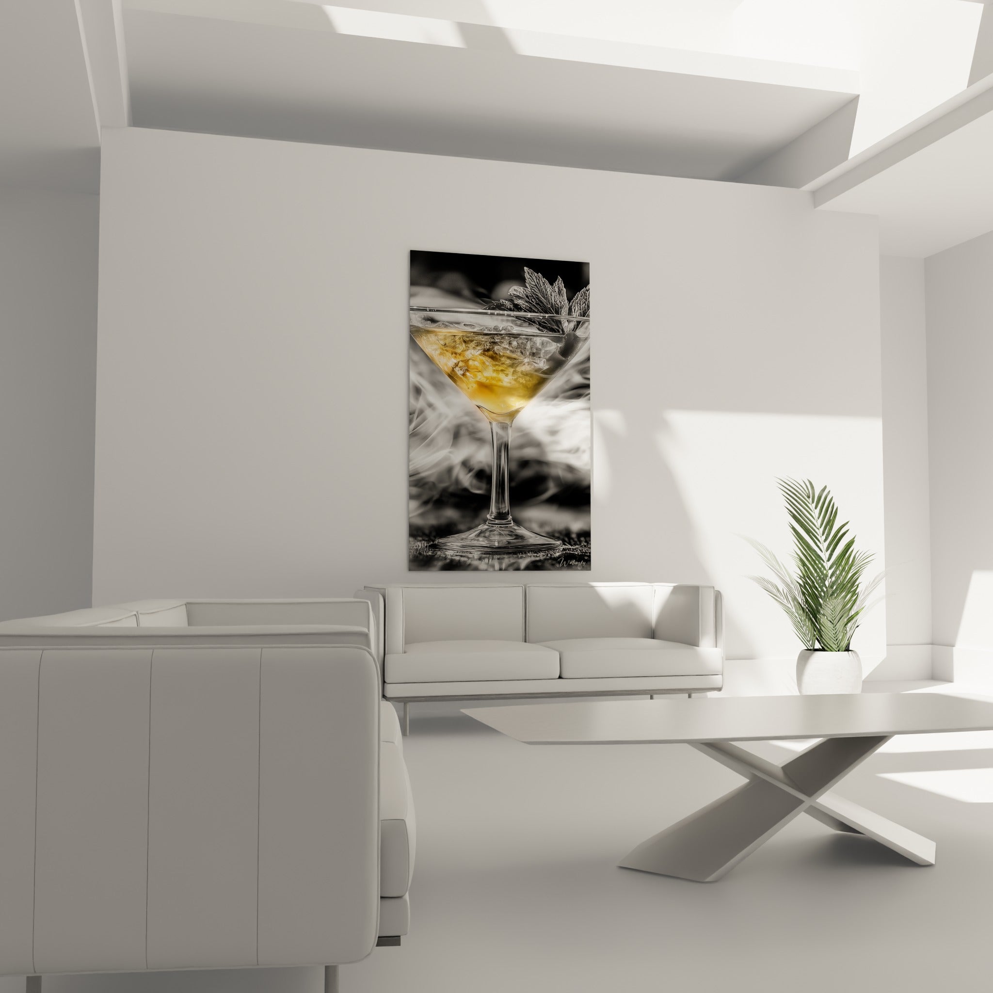 Martini ambré entouré de volutes grises, disposé au-dessus d'un canapé dans un salon lumineux