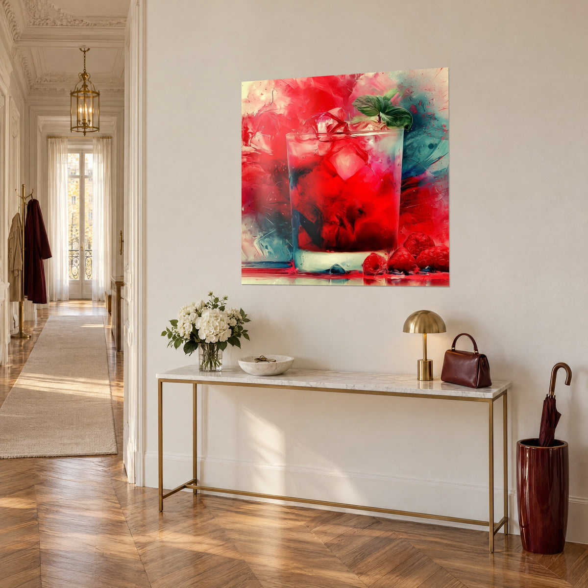 Tableau verre givré rempli de liquide cramoisi, framboises à son pied, fond turquoise, accroché sur un mur d'entrée haussmannien