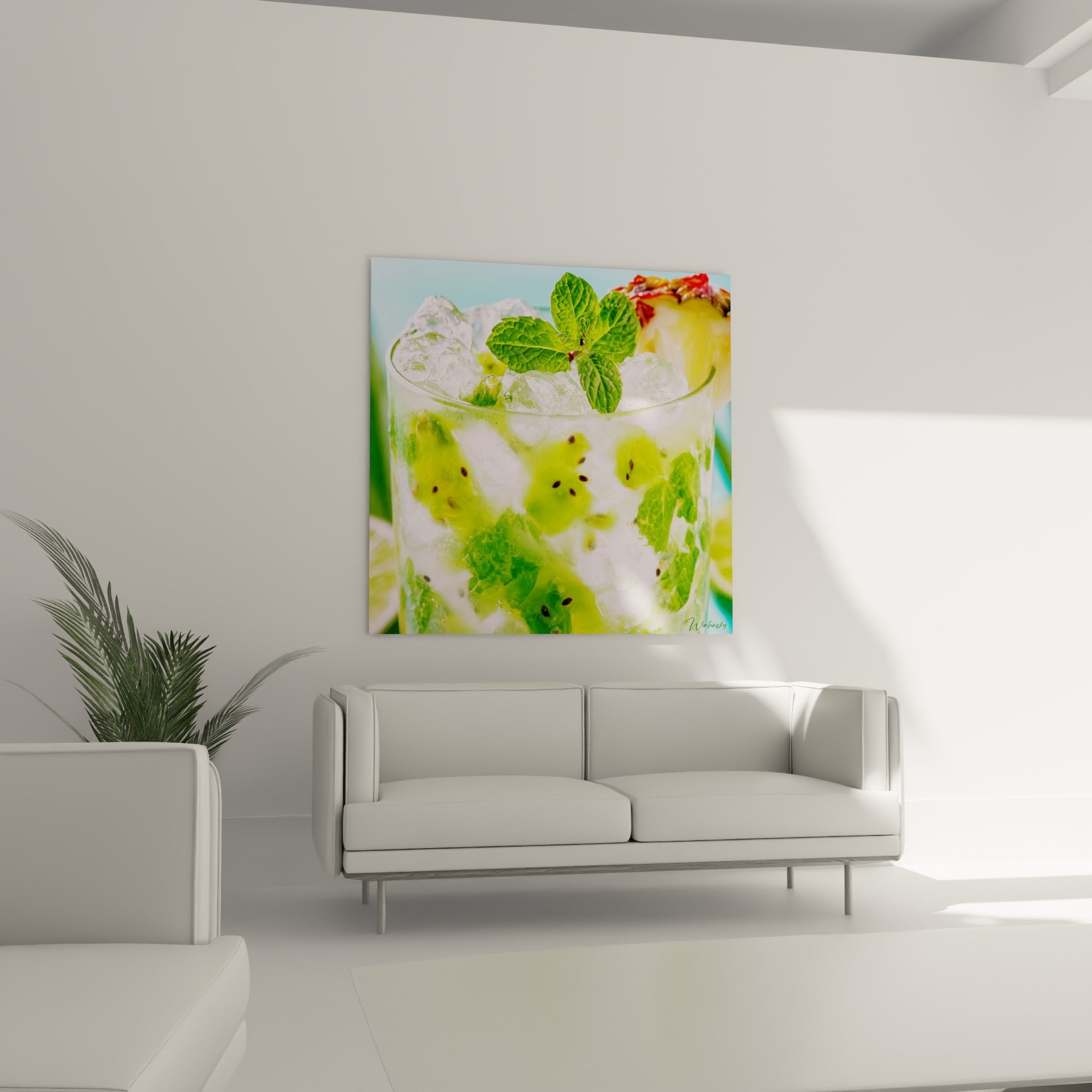 Boisson glacée cocktail aux tons verts et blancs, accrochée au-dessus d'un canapé dans un salon lumineux