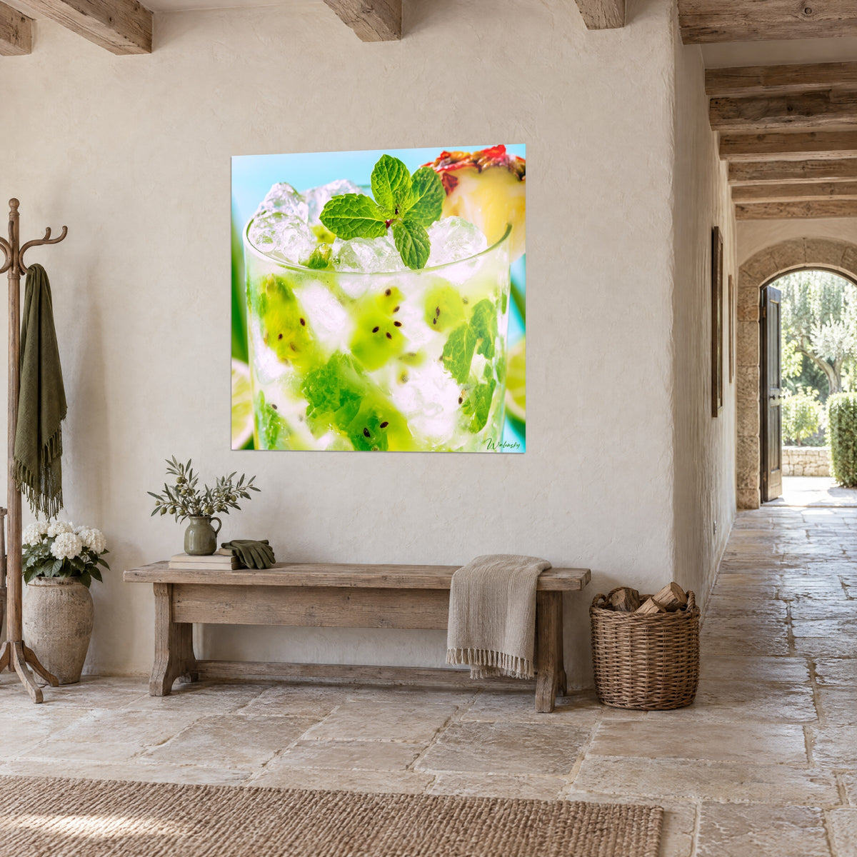 Quadro bicchiere appannato con kiwi verde tenero, semi neri e un rametto di menta, ananas giallo, vista a tre quarti in un corridoio in pietra