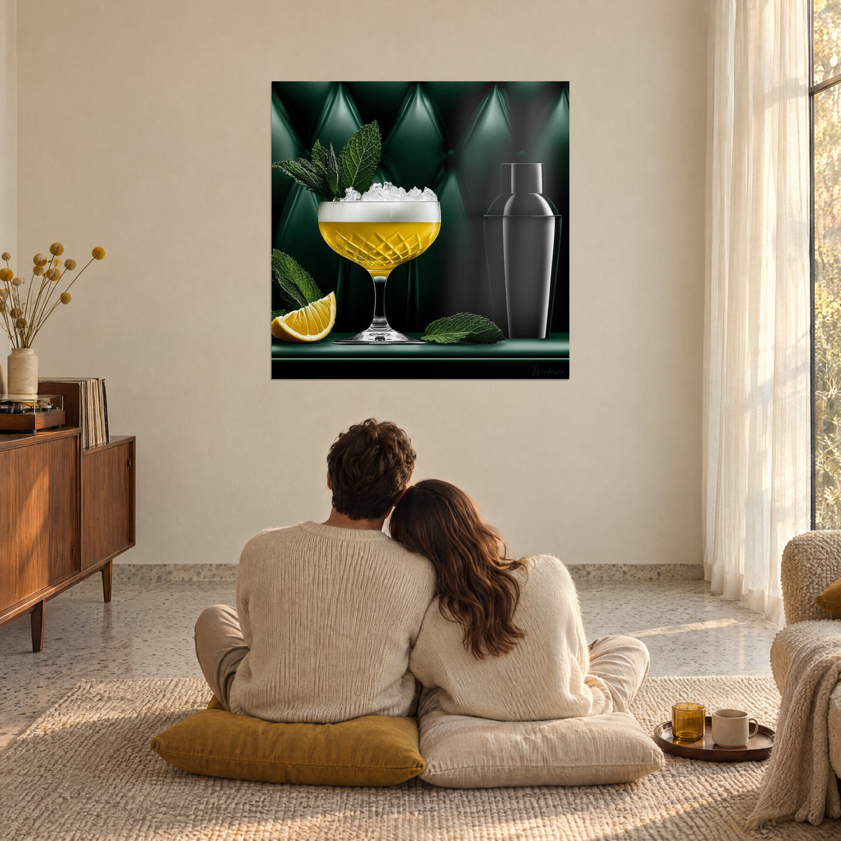 Barstillevenschilderij met zonnig gele schaal bedekt met witte schuim, onyx shaker en groen muntblad, tegenover een echtpaar in een woonkamer