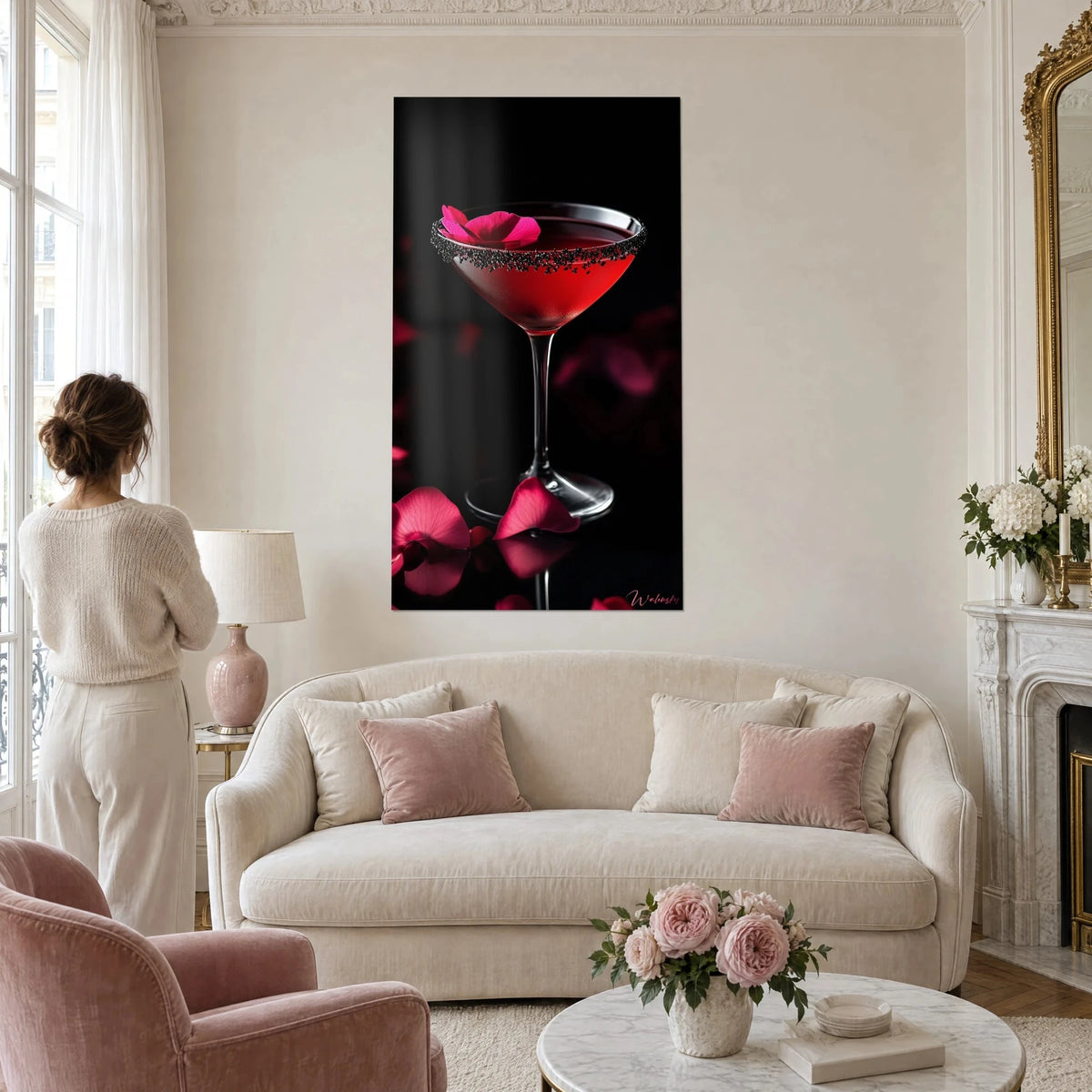 Tableau coupe à cocktail rouge cerise, bord givré de sel noir, pétale rose fuchsia flottant sur fond noir, au-dessus d'un canapé dans un salon lumineux