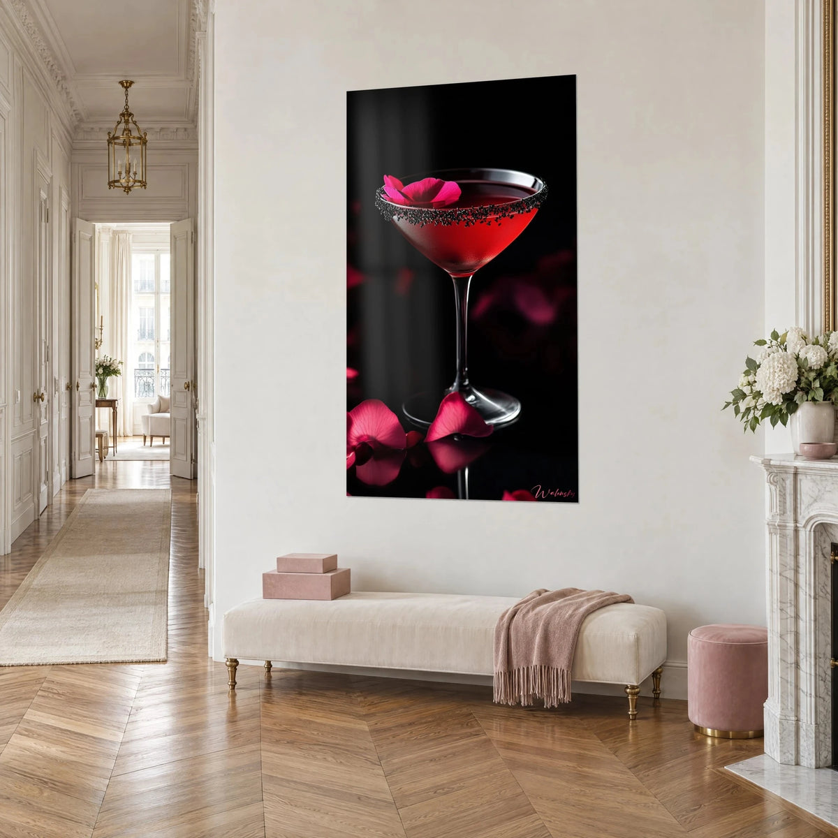 Tableau coupe à pied remplie d'un liquide écarlate, pétales fuchsia éparpillés sur un plan noir brillant, mur blanc et parquet en chevrons