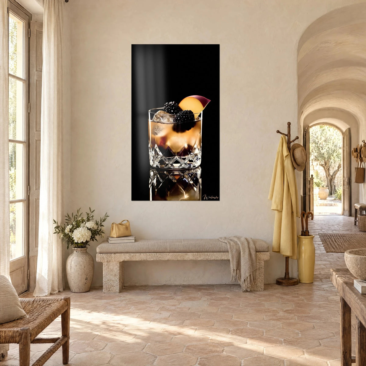 Tableau verre taillé en losanges rempli de liqueur dorée, mûres noires et pêche pourpre, dans un couloir de mas provençal
