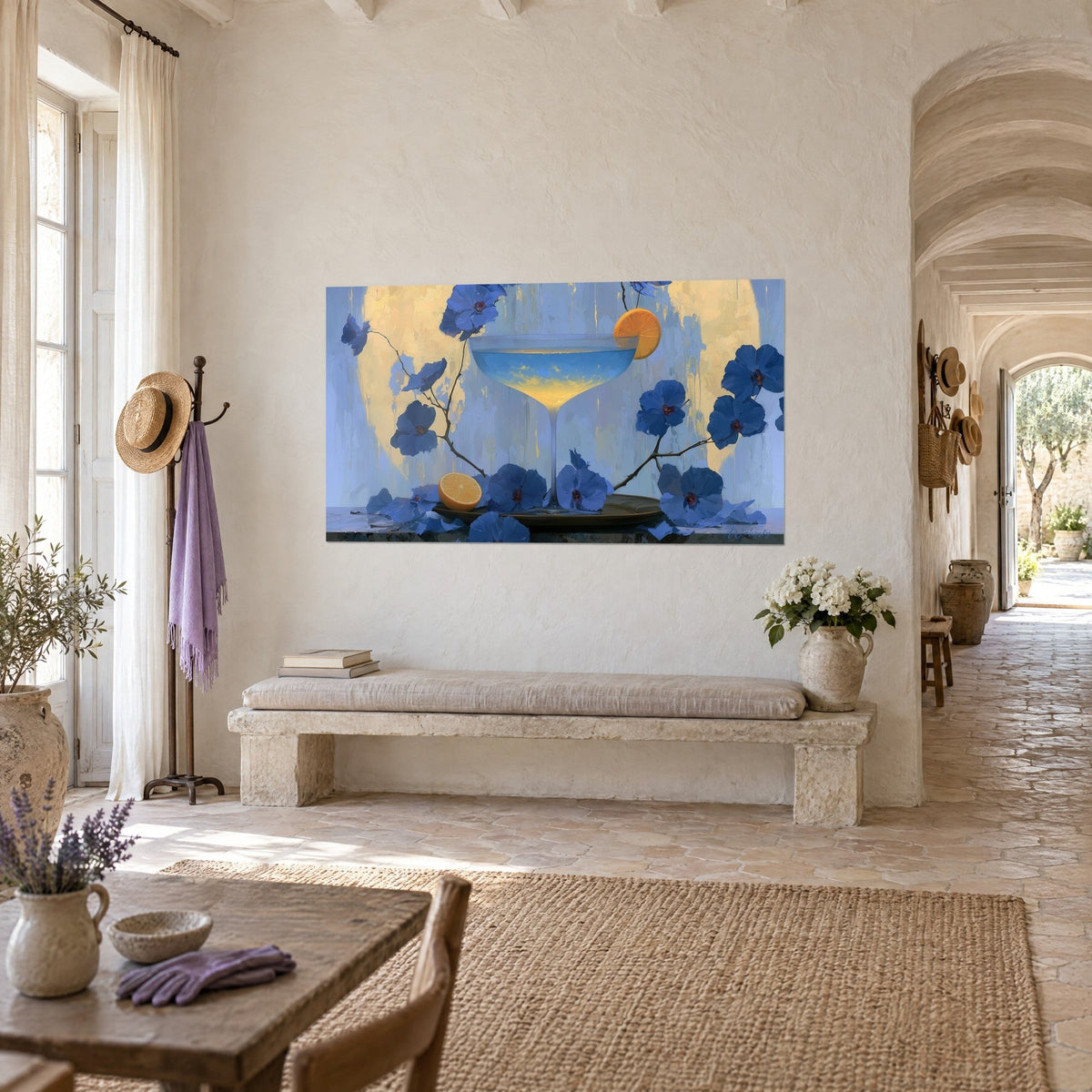 Schilderij coupe gevuld met azuurblauwe likeur en honing, middernachtblauwe bloemblaadjes, vers geperste sinaasappel, opgehangen aan een witgekalkte muur van een boerderij in de Provence