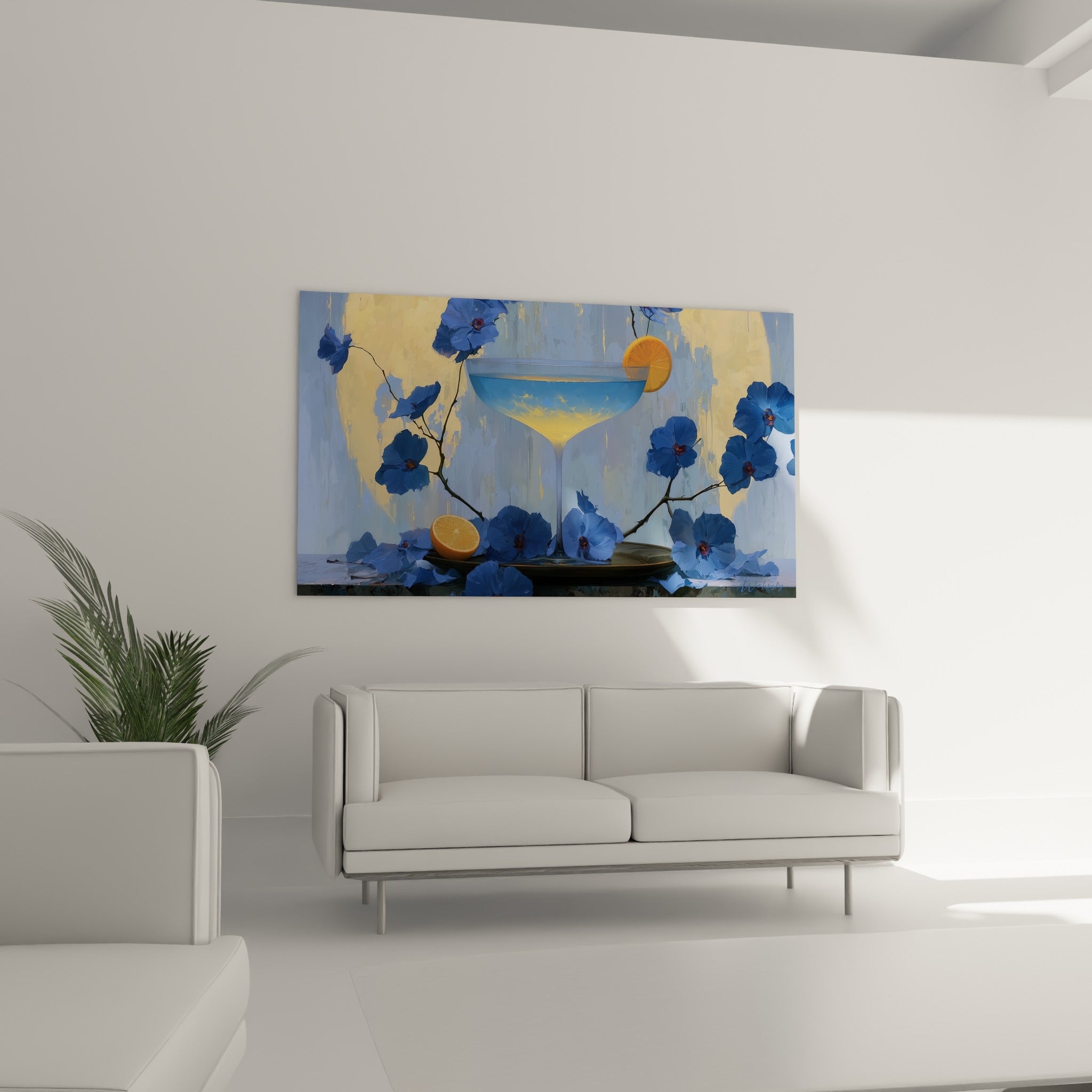 Composition florale bleu marine encadrant une coupe dorée, au-dessus d'un canapé dans un salon lumineux