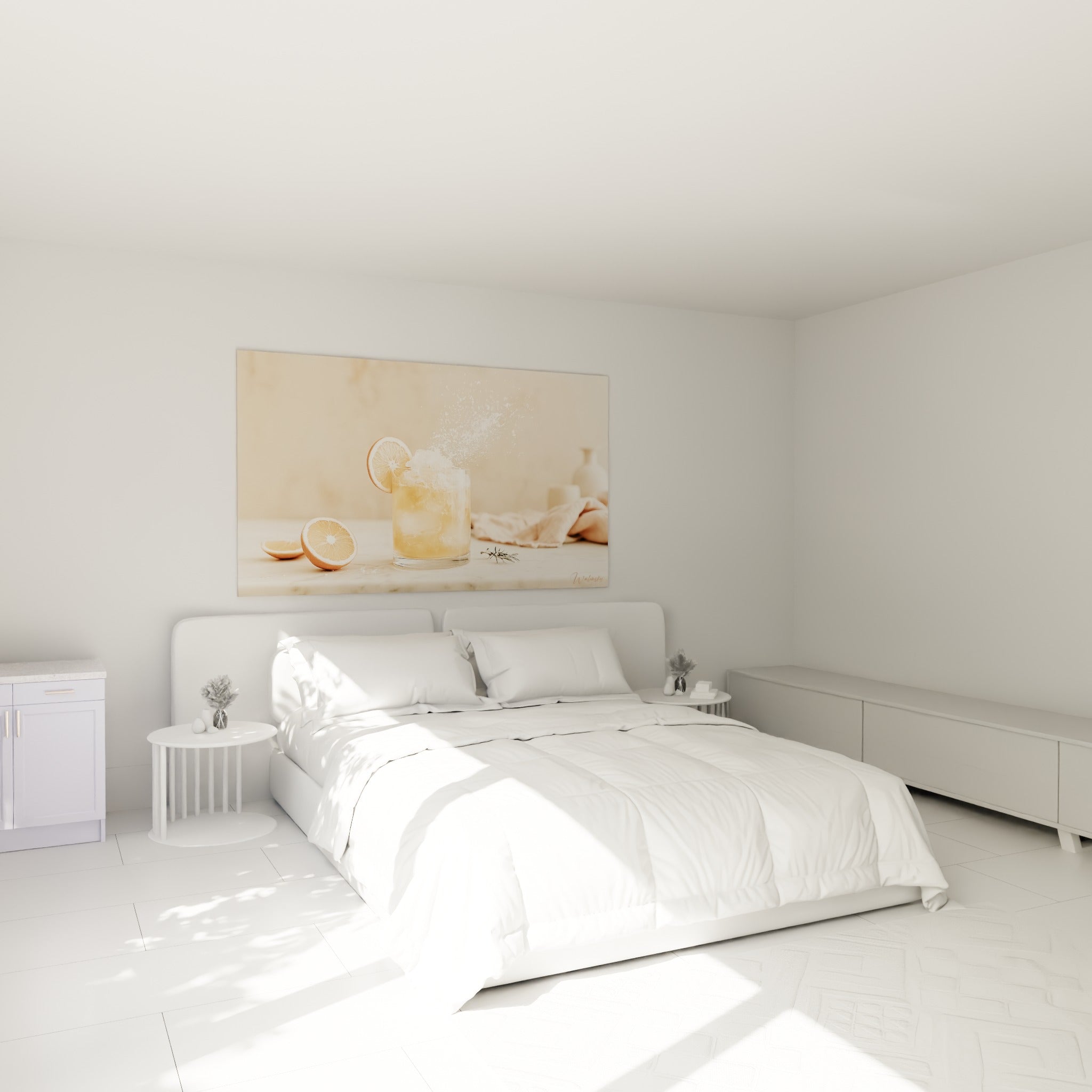 Cocktail orangé et glace pilée figée en plein vol, au-dessus d'un lit dans une chambre claire