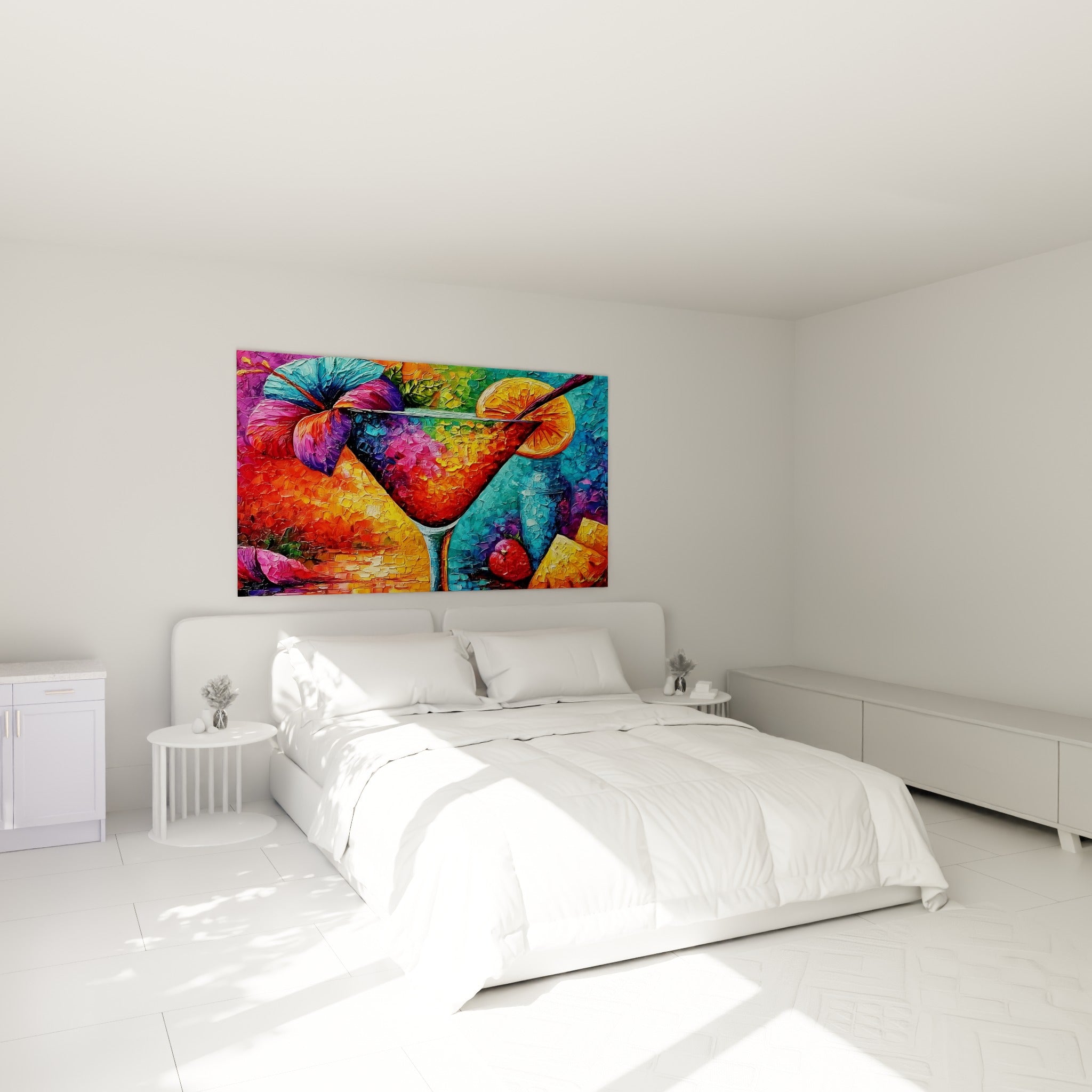 Cocktail éclatant rouge et turquoise avec tranche d'orange, accroché au-dessus d'un lit dans une chambre claire