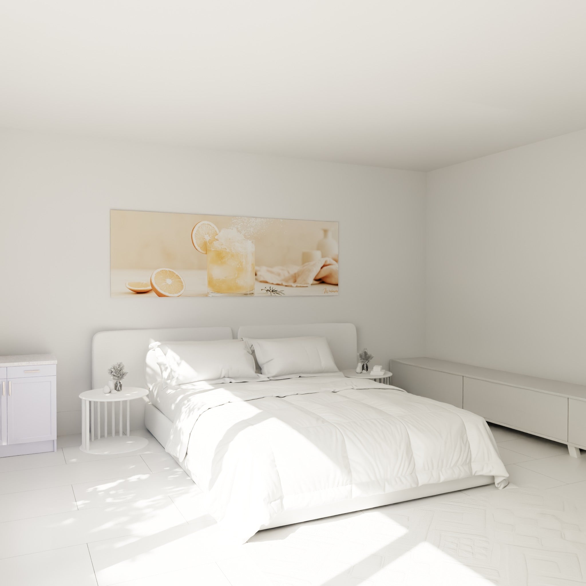 Cocktail givré orange et ambré au-dessus d'un lit dans une chambre claire