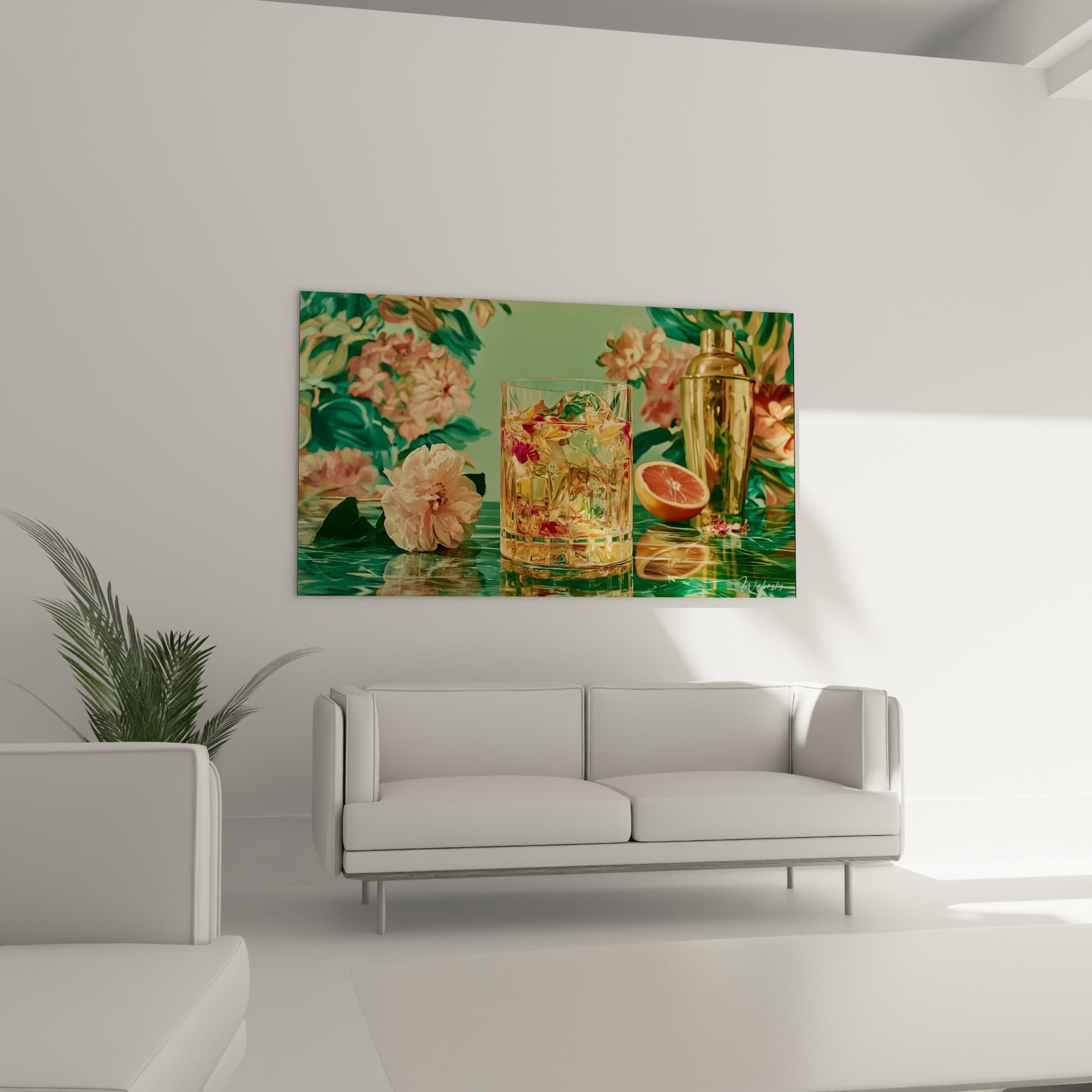 Verre de cocktail ambré et tranche de pamplemousse orangée composés en nature morte, au-dessus d'un canapé dans un salon lumineux