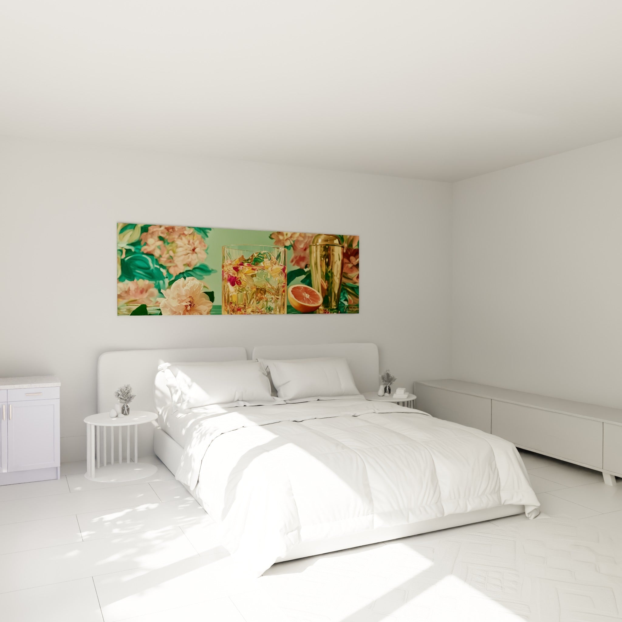 Pamplemousse et shaker doré peints sur fond floral vert, au-dessus d'un lit dans une chambre claire