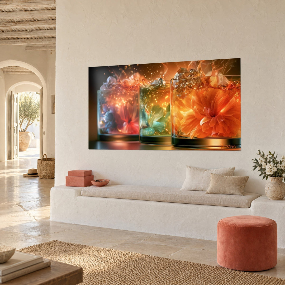 Tableau cocktail floral aux bulles dorées, glaçons et fleur orange éclatante, vu de trois-quarts au mur blanc d'une maison méditerranéenne