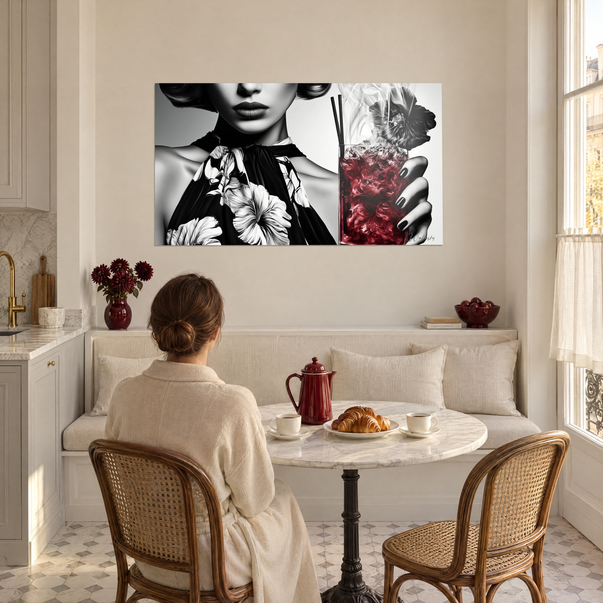 Cuadro belleza retro en blanco y negro, uñas pintadas de negro sostienen una copa burdeos, observada por una mujer sentada a una mesa frente a un croissant, salón estilo haussmanniano