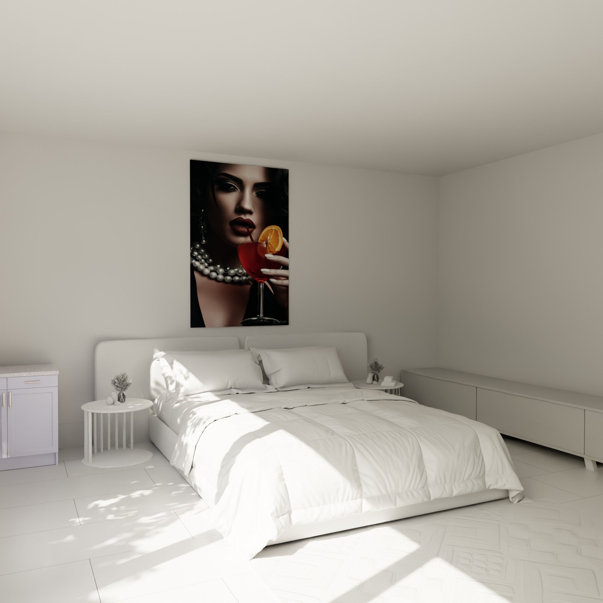 Visage sombre et collier de perles grises accompagnant un cocktail rouge, au-dessus d'un lit dans une chambre claire