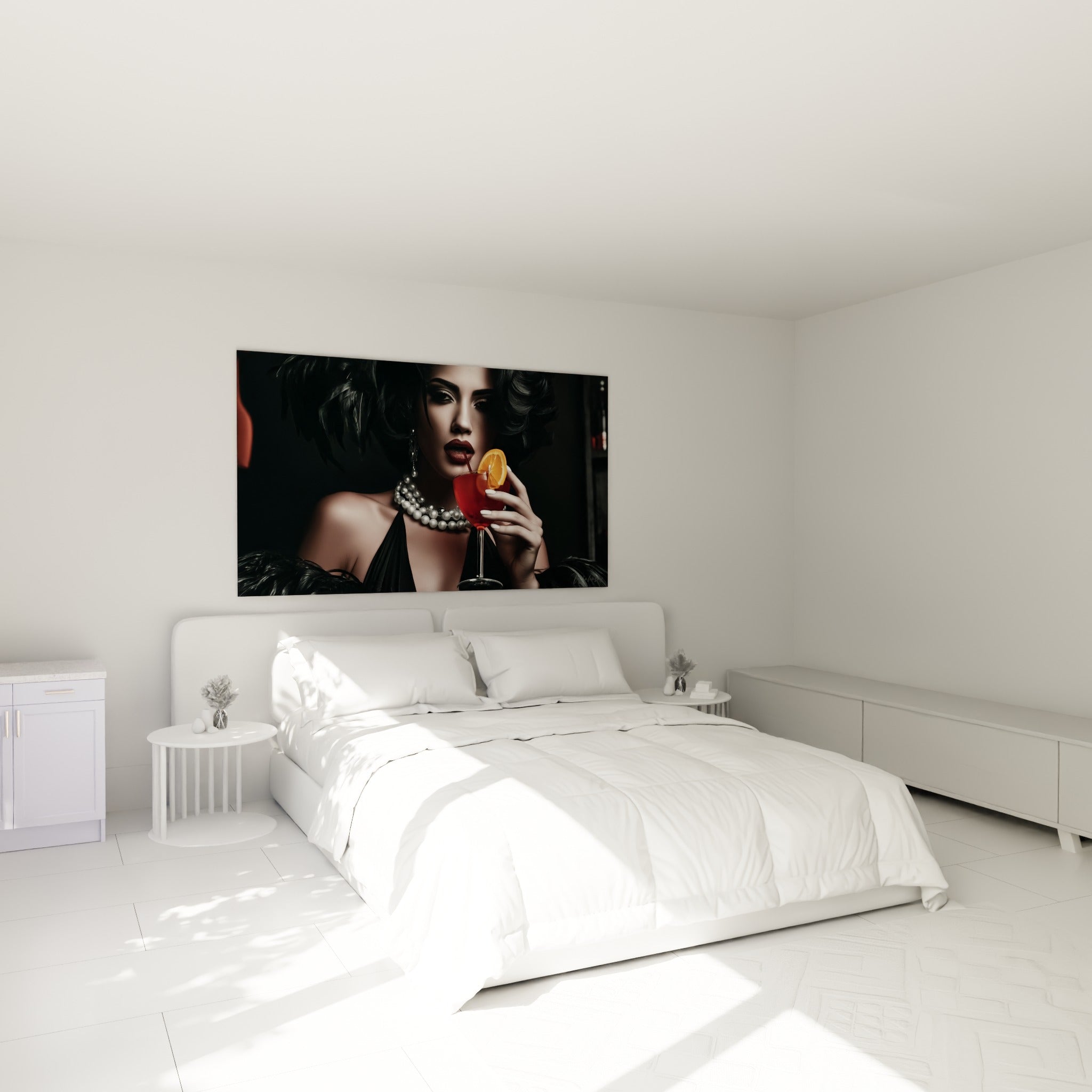 Portrait glamour aux tons noir et bordeaux, cocktail rouge à la main, au-dessus d'un lit dans une chambre claire
