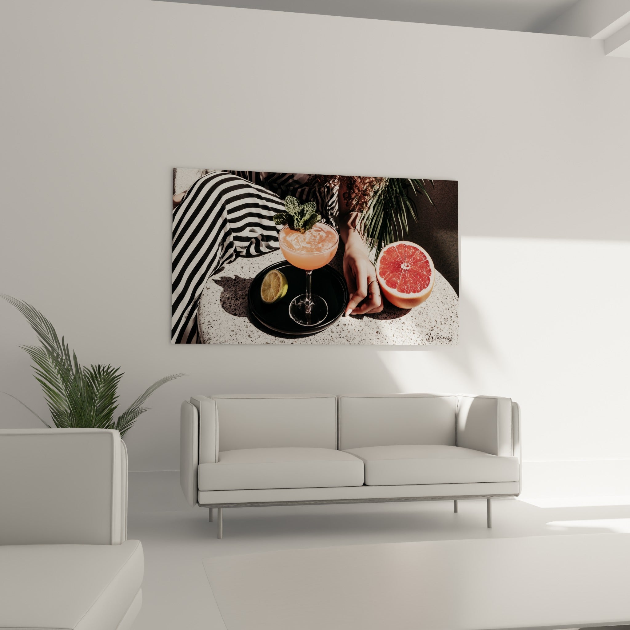 Pamplemousse rose et verre corail illuminés accrochés au-dessus d'un canapé dans un salon lumineux