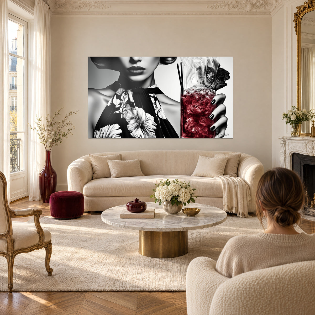 Cuadro elegante mujer con pañuelo floral en blanco y negro, sostiene un cóctel rojo granate, vista desde una mujer sobre un sofá en un salón luminoso