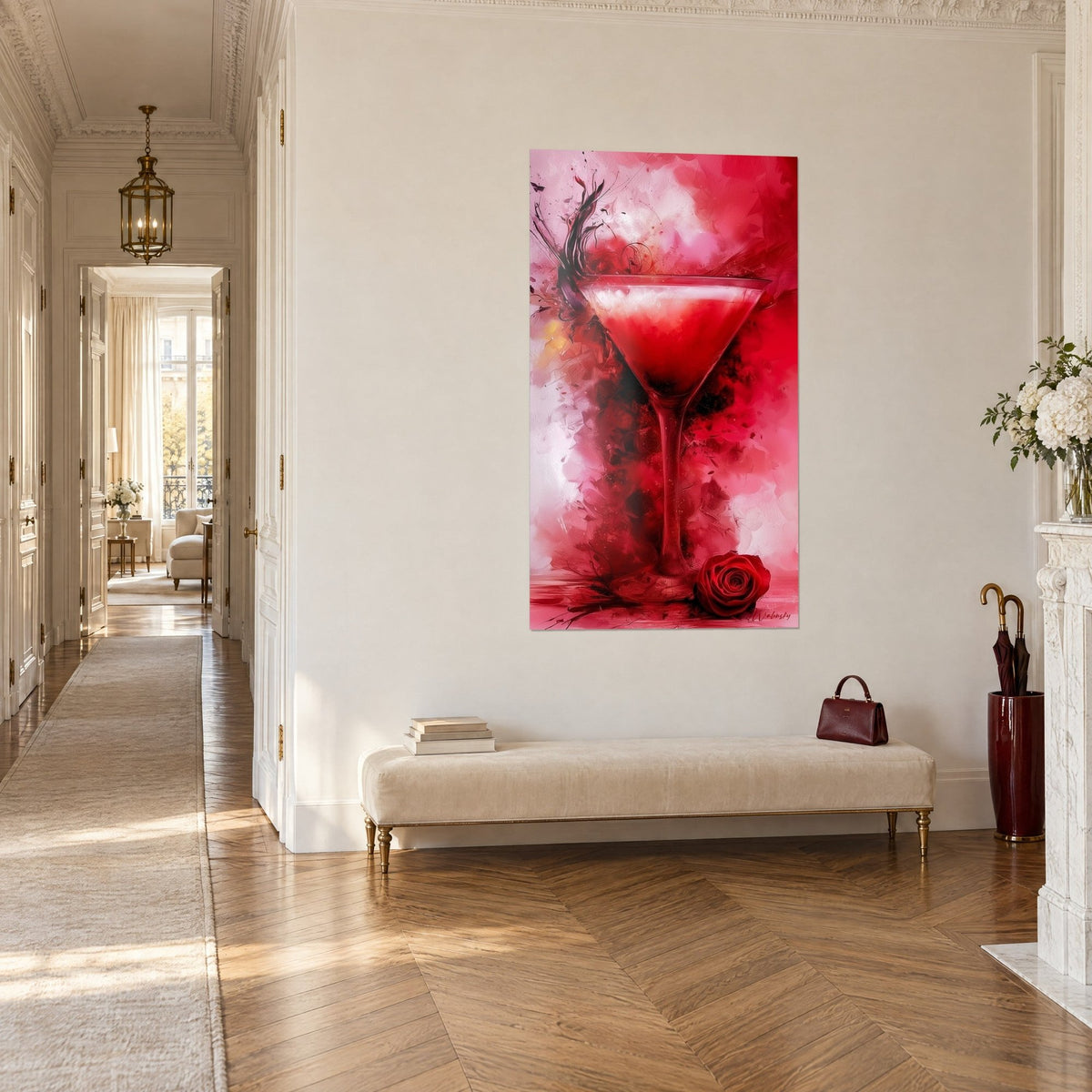 Tableau cocktail pourpre servi dans un verre conique, éclaboussures cramoisies et blanches, au bout d'un couloir parquet