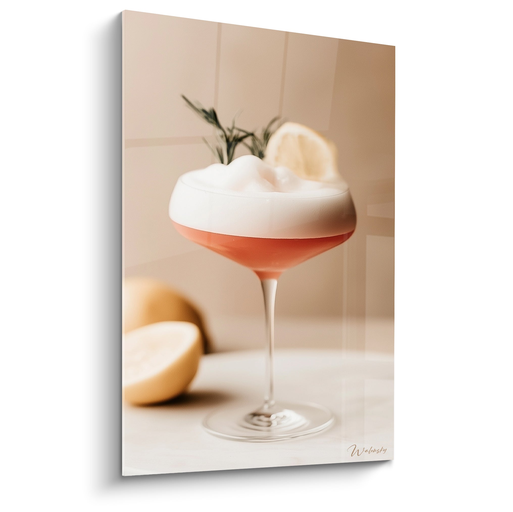 Cocktail rose saumon à la mousse blanche, romarin et citron doré, fond beige feutré
