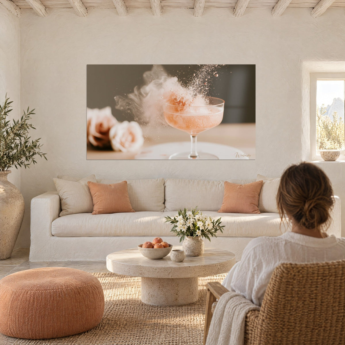 Schilderij lichtroze cocktailglas, explosie van poeder en rook, witte rozen op de achtergrond, boven een bank in een lichte woonkamer