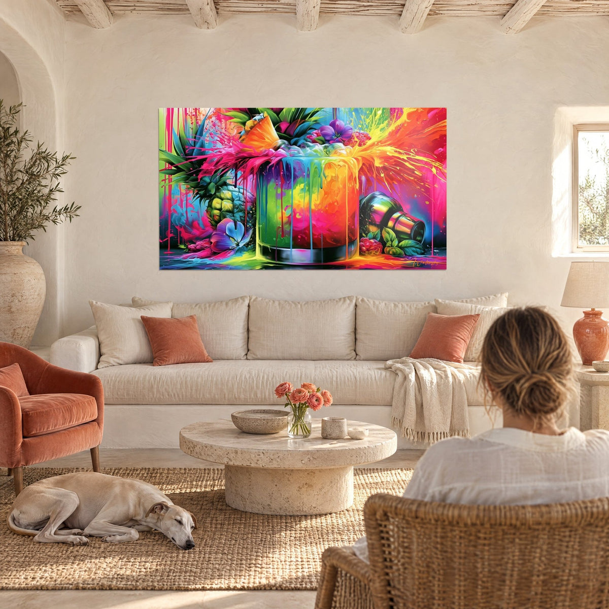 Quadro cocktail tropicale con colature rosa e turchesi, ananas e shaker, sopra un divano in un soggiorno luminoso