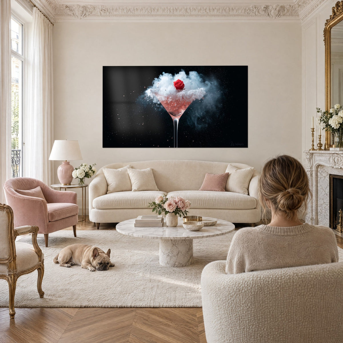 Gemälde einer mit weißem Rauch gefüllten Martini-Cocktailschale, rote Rose und rosé Flüssigkeit, über einem Sofa in einem hellen Wohnzimmer