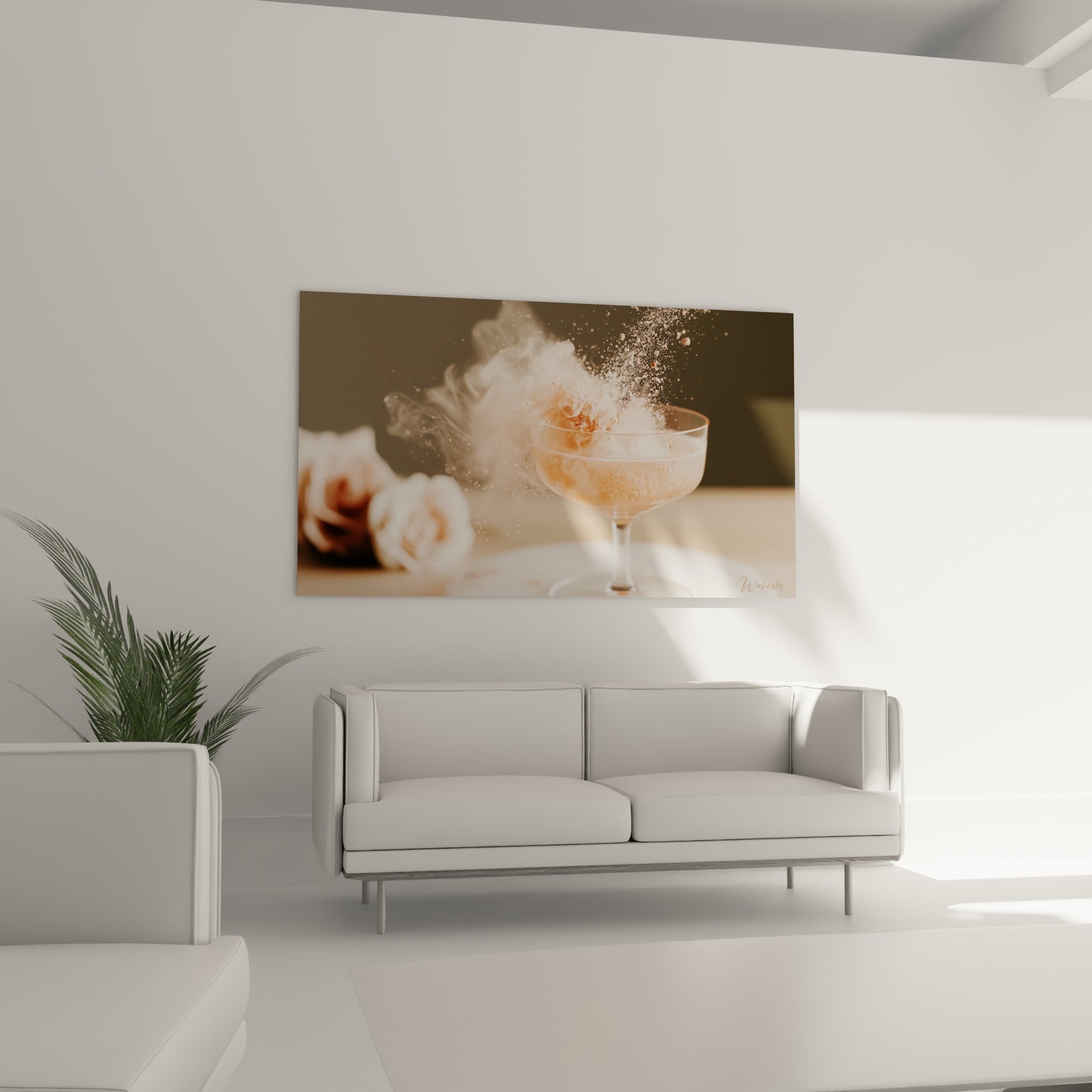 Roses pâles et coupe pêche en pleine explosion poudrée au-dessus d'un canapé dans un salon lumineux