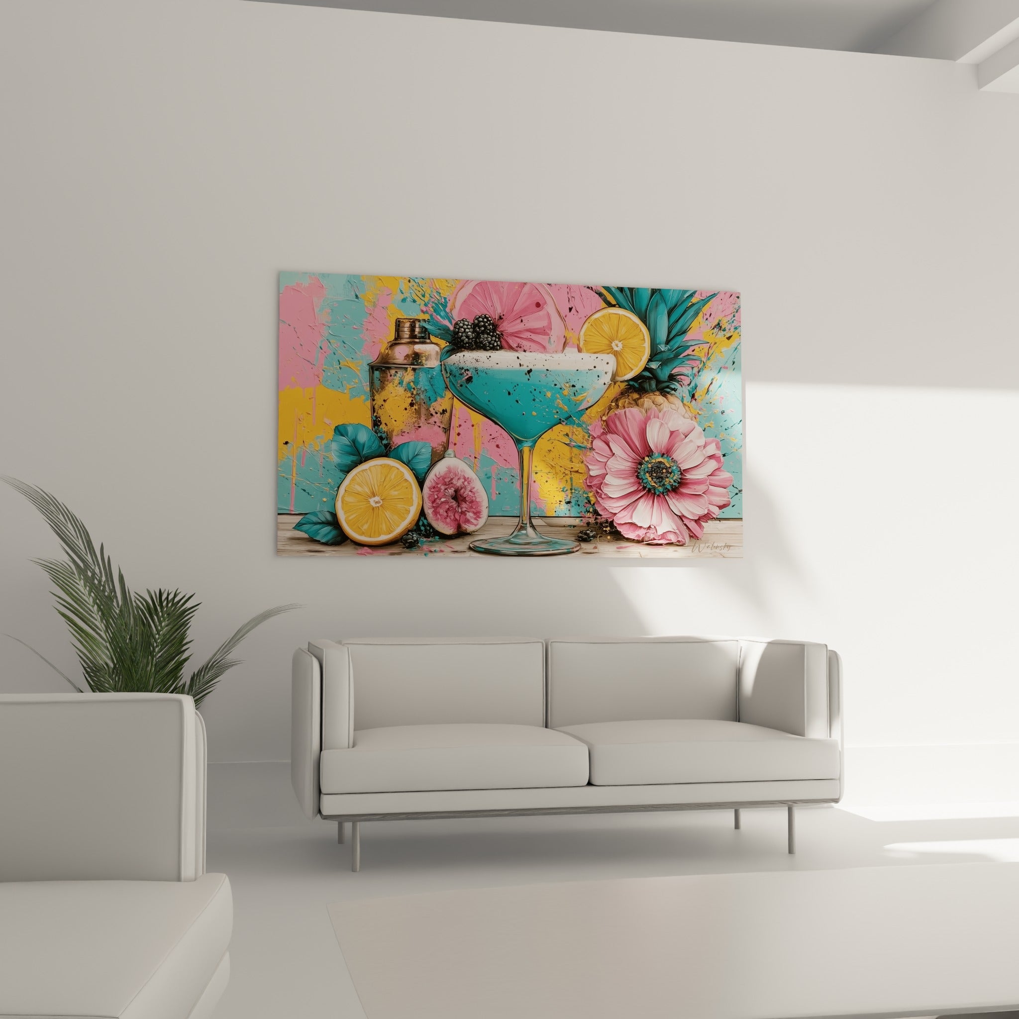 Shaker argenté et fleur rose vif surplombant un canapé dans un salon lumineux