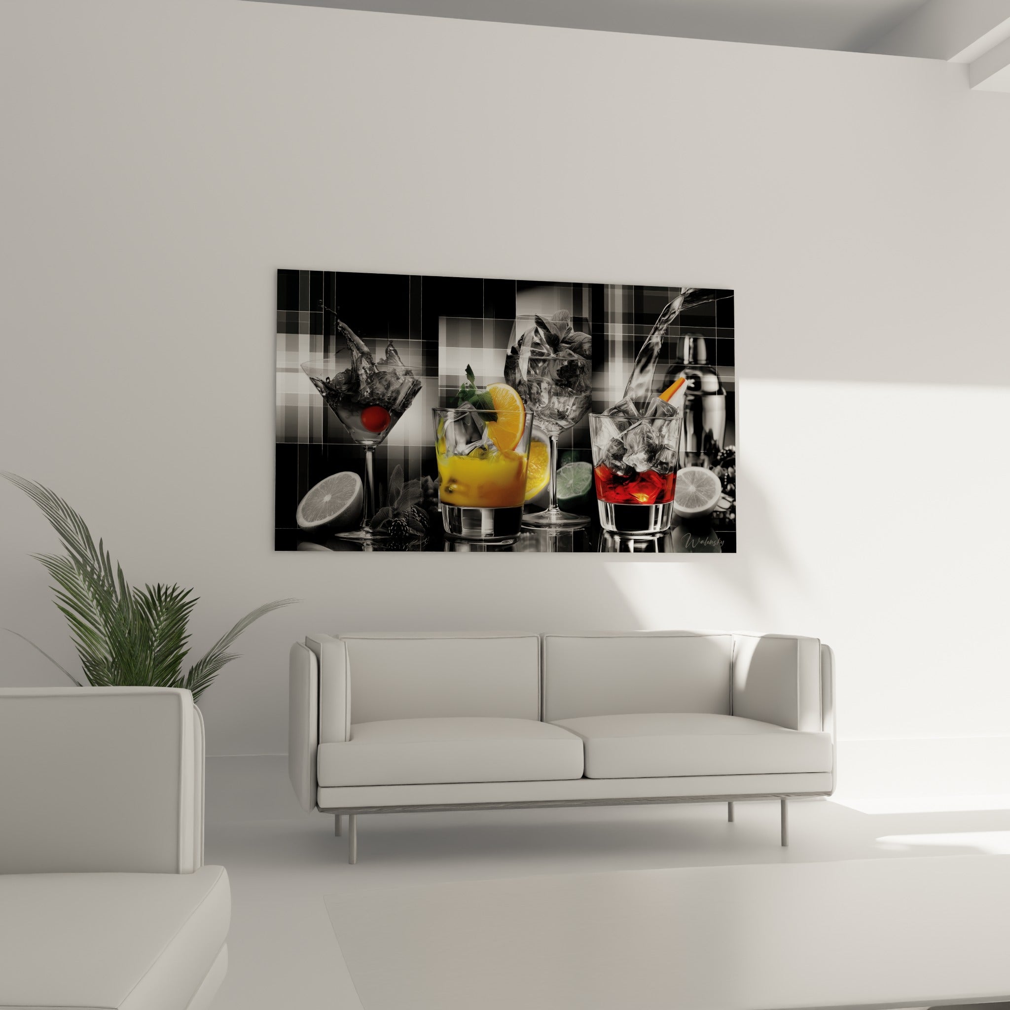 Verres à cocktail rouge et orangé entourés de glaçons, au-dessus d'un canapé dans un salon lumineux