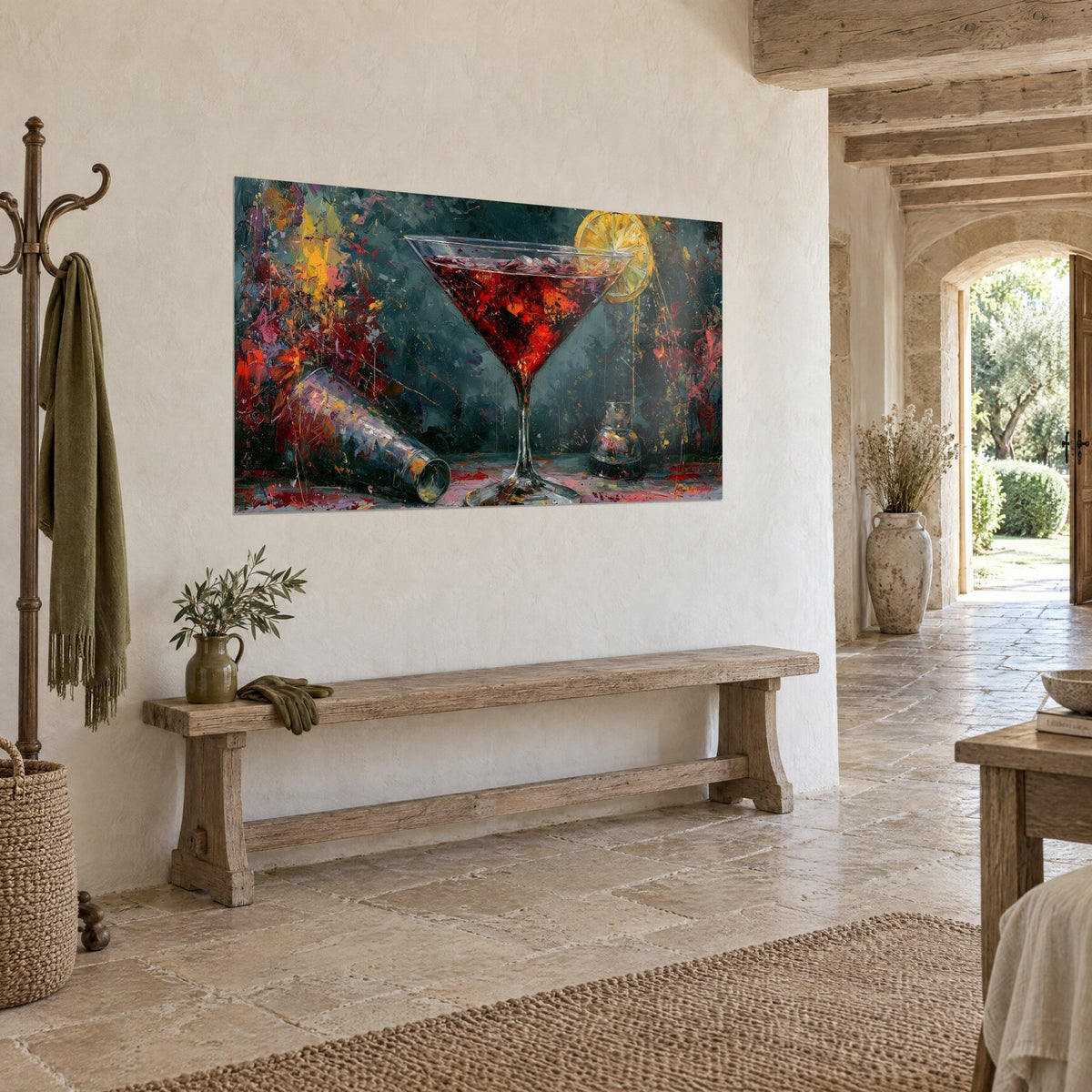 Tableau cocktail pourpre dans sa coupe conique, éclaboussures orange et jaune sur fond bleu ardoise, vue de trois-quarts, maison en pierre