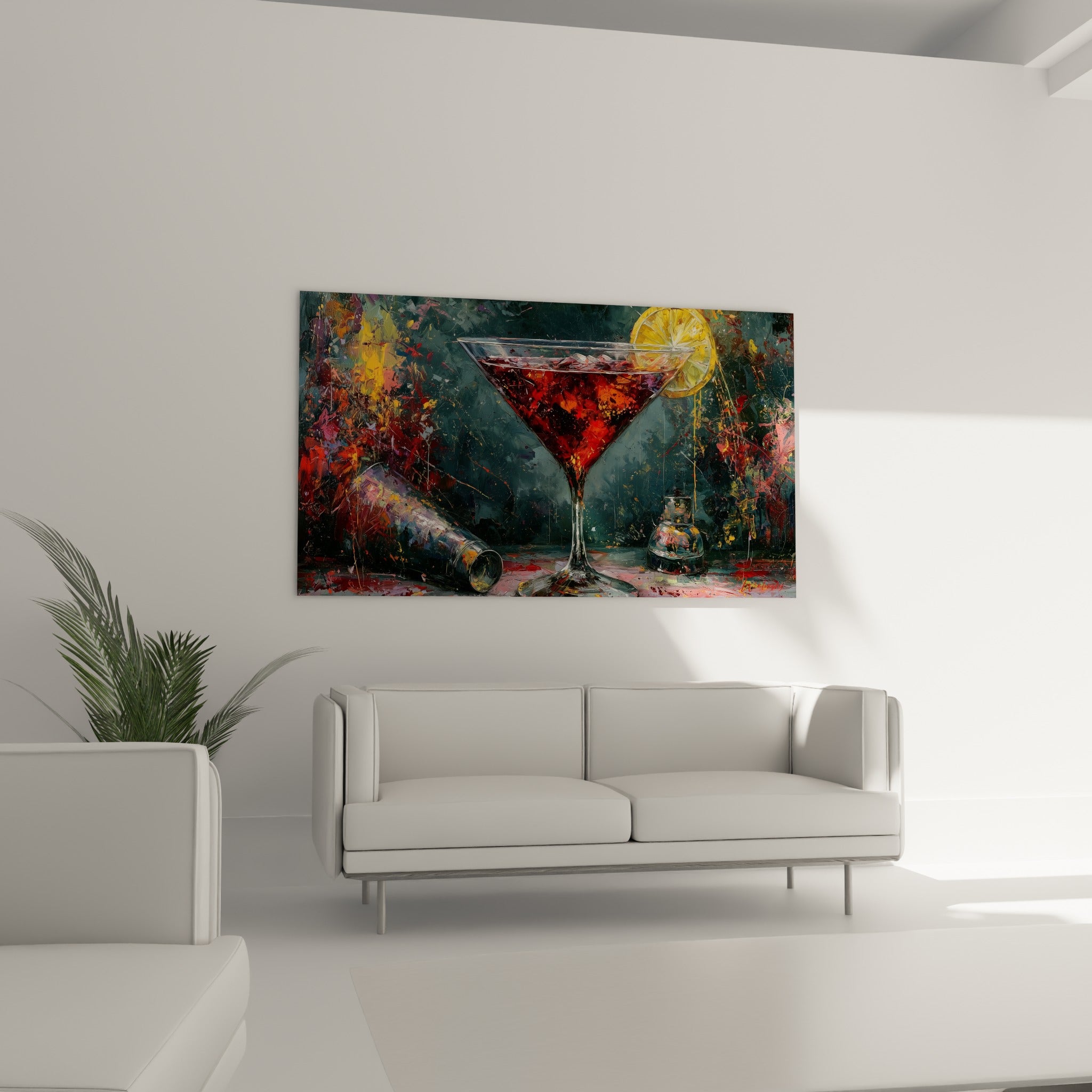 Verre à cocktail rouge intense et shaker argenté renversé, disposé au-dessus d'un canapé dans un salon lumineux