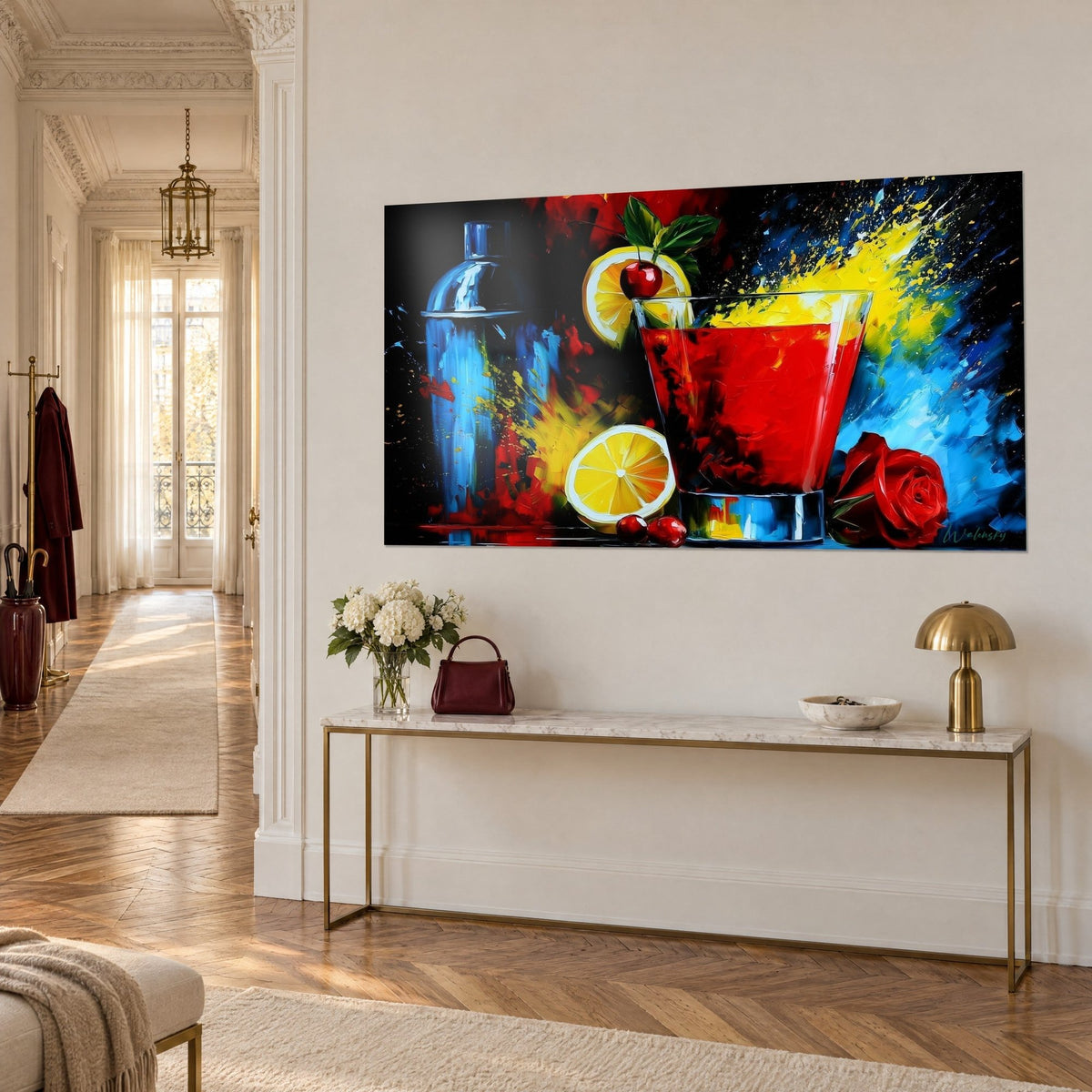 Tableau punch écarlate dans un verre, shaker chromé bleu, citron jaune éclatant et rose rouge, sur console dorée dans un couloir haussmannien