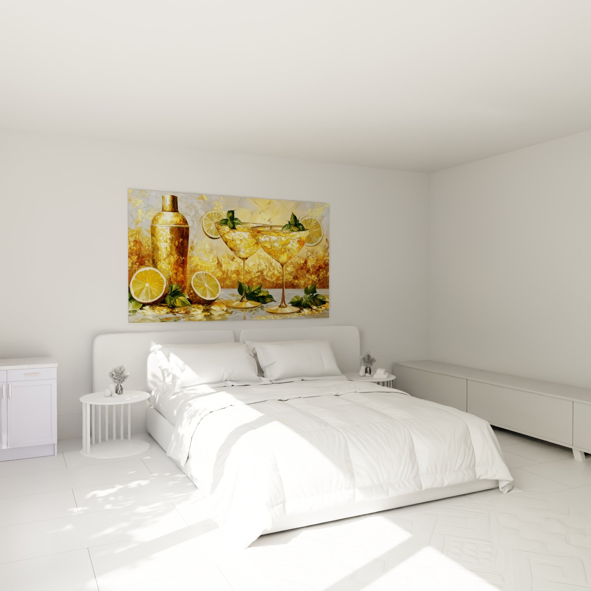 Shaker doré et coupes de cocktail au citron jaune au-dessus d'un lit dans une chambre claire
