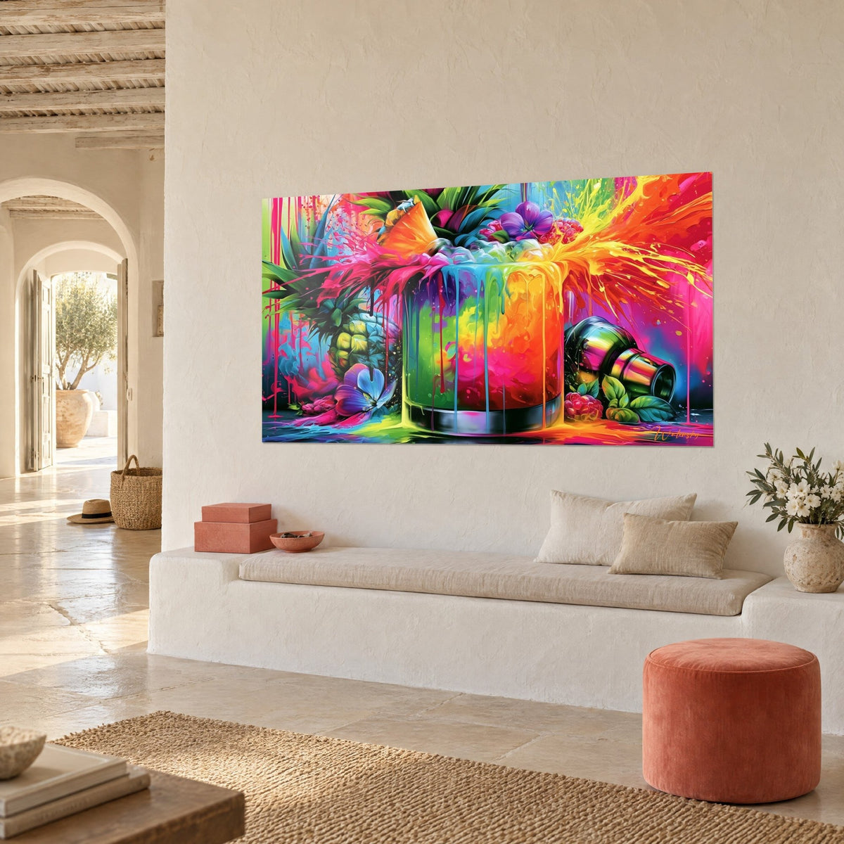 Quadro di un bicchiere traboccante di schizzi arancioni e gialli, lamponi e fiori viola, in una casa mediterranea