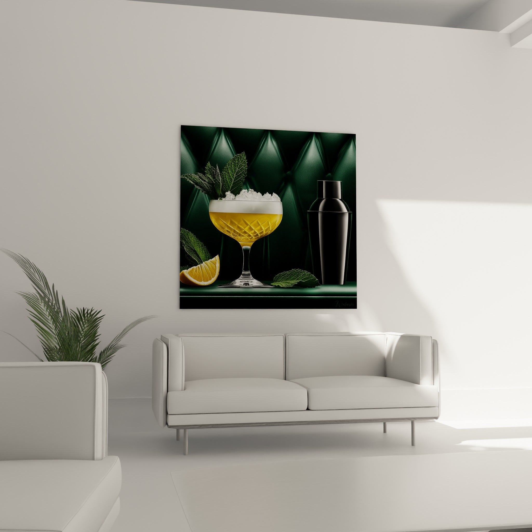 Shaker noir et coupe jaune ambrée entourés de feuilles vertes, au-dessus d'un canapé dans un salon lumineux