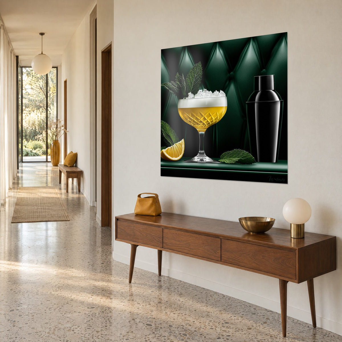 Schilderij van een schuimende citroengele cocktail in het gegraveerde glas, glanzende zwarte shaker en partje citroen, tegen een beige muur, lichte gang
