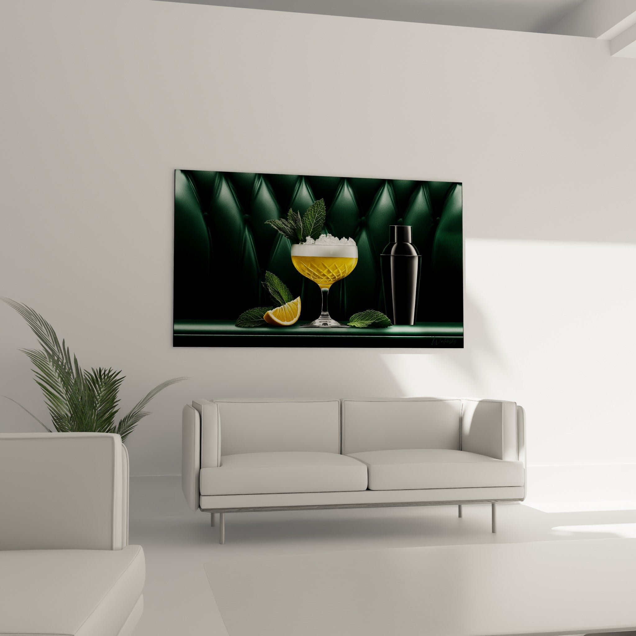 Shaker noir et coupe dorée en cristal taillé composent la scène, au-dessus d'un canapé dans un salon lumineux
