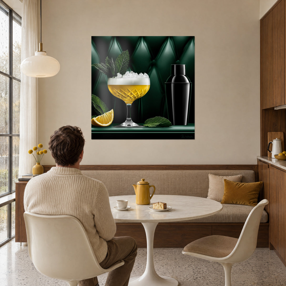 Schilderij van een geslepen glazen beker gevuld met vloeibaar goud, fijngestoten ijs en munt, glanzende zwarte shaker, smaragdgroene gewatteerde achtergrond, opgehangen in een warm getinte woon-eetkamer