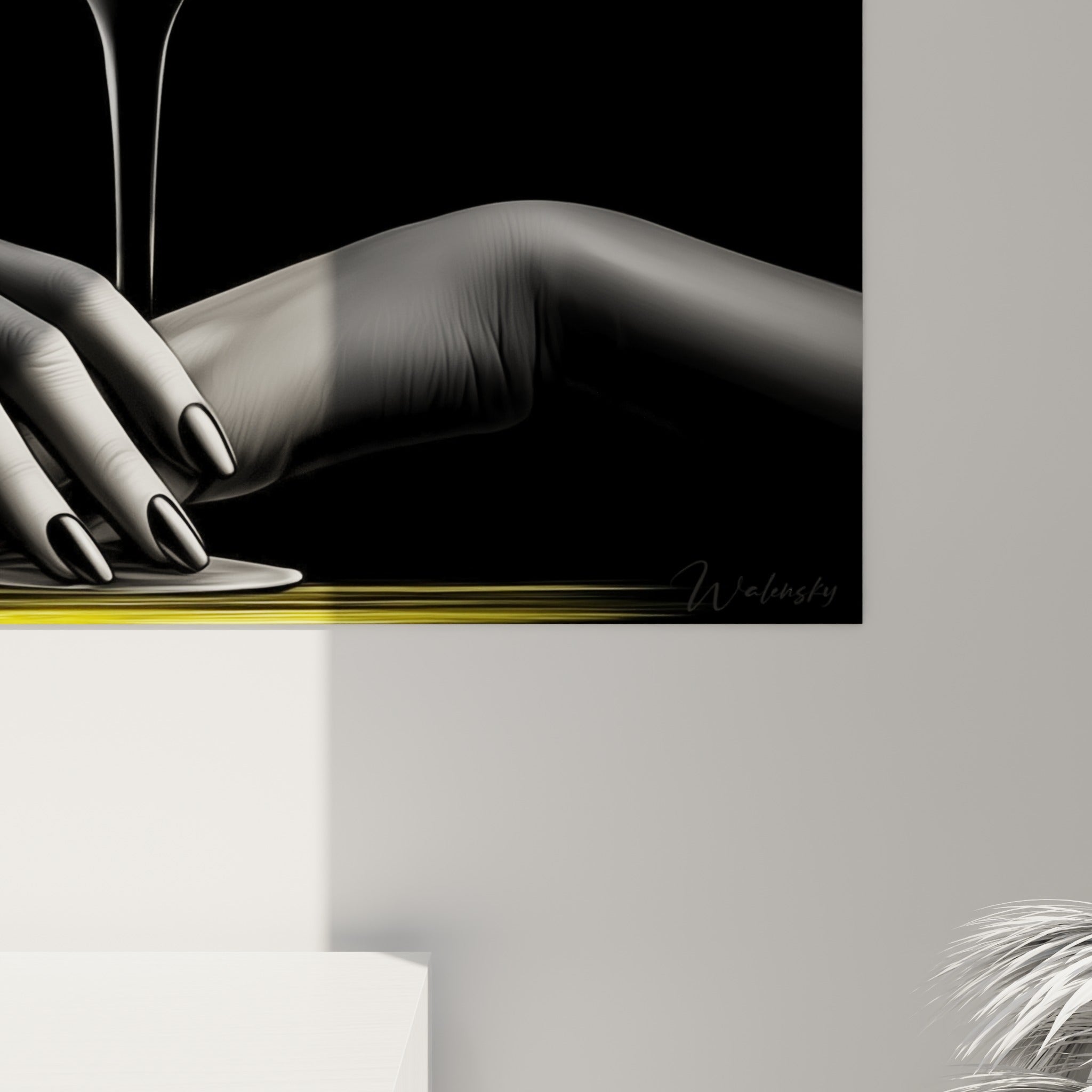 Coulures jaunes et grain texturé du fond noir révèlent le détail de l'impression du tableau cocktail