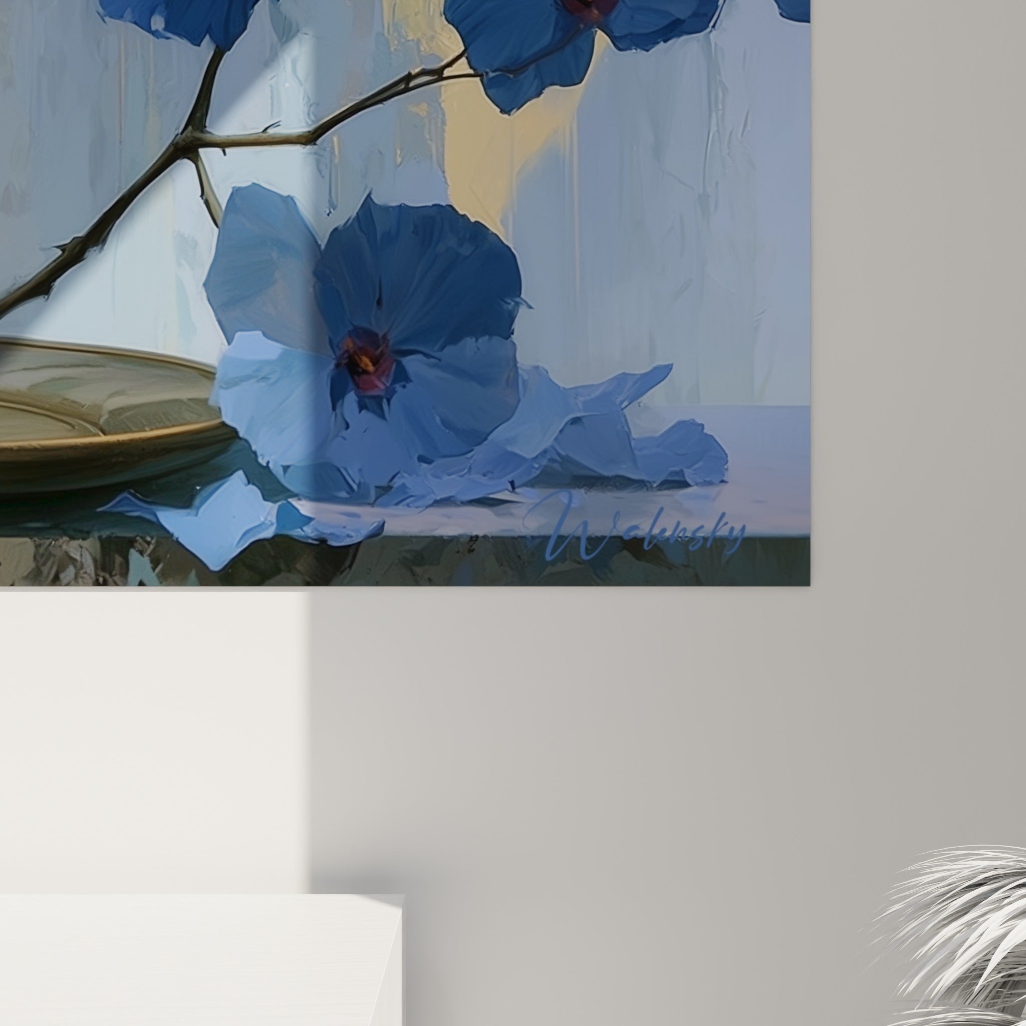 Empâtements dorés et bleu pastel se mêlant en coulures sur la toile, révélant le grain de la peinture