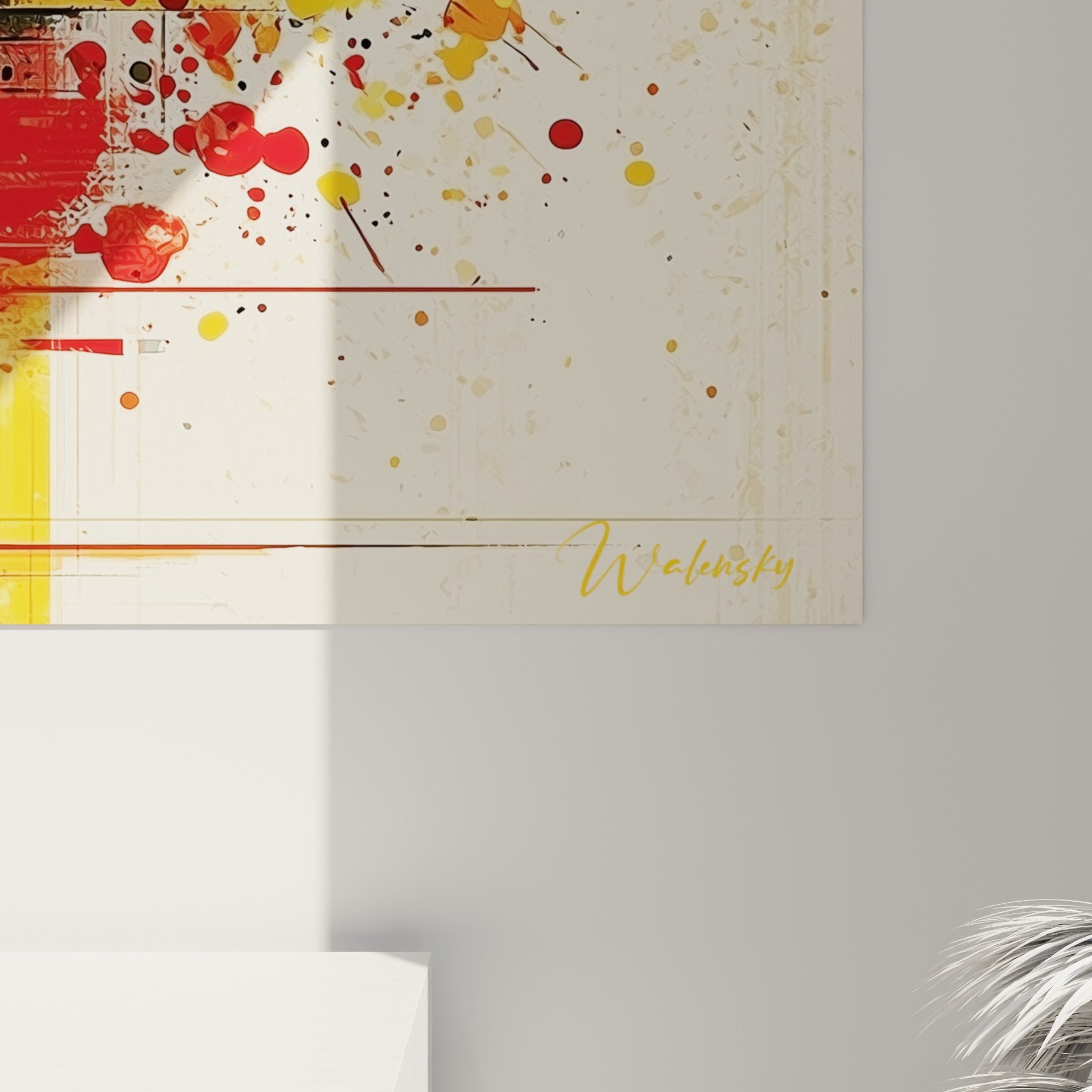 Détail du verre à cocktail où glace jaune et cerise rouge se mêlent aux éclats anthracite texturés